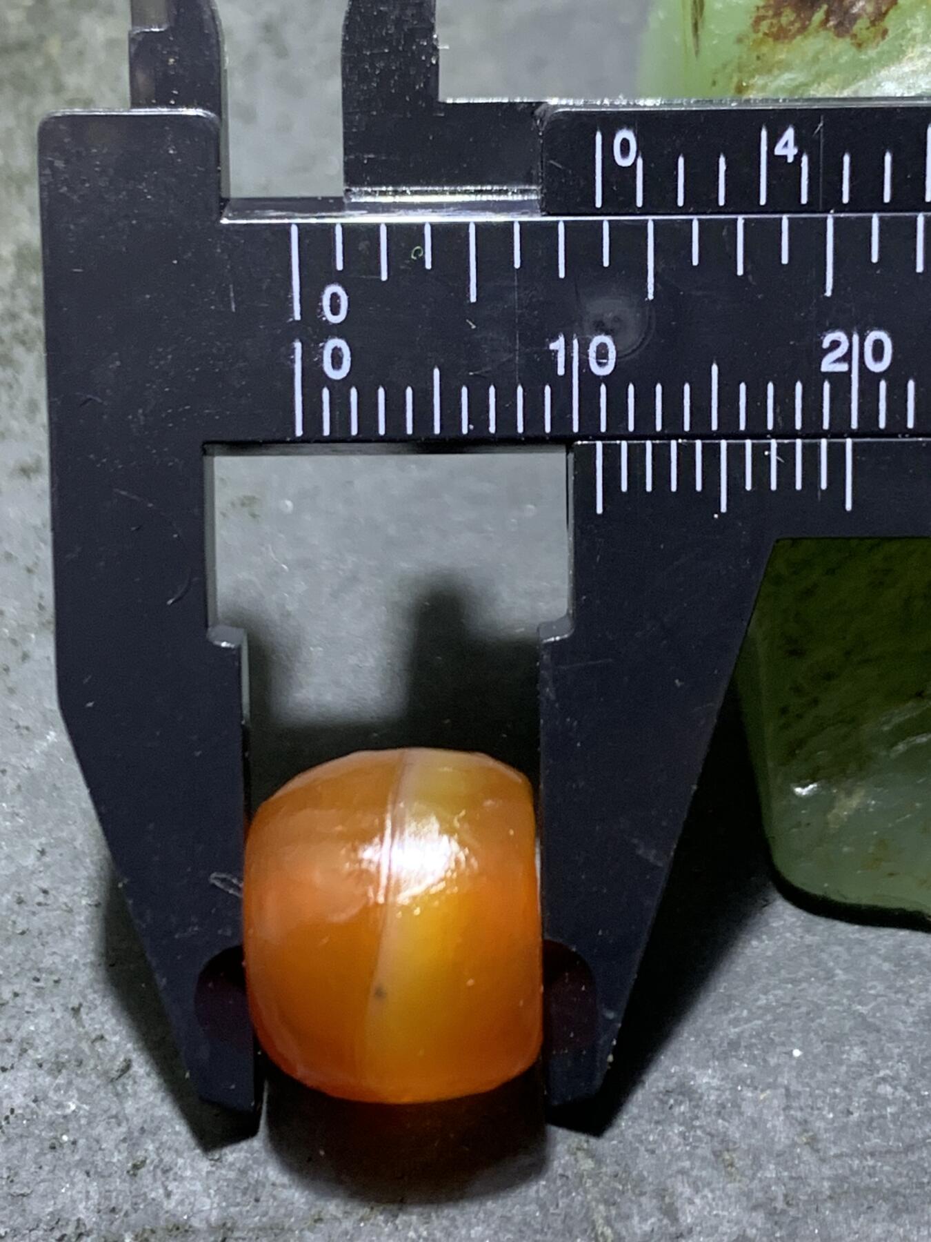 精美高玉化风化纹红白双色玛瑙老形桶珠一颗