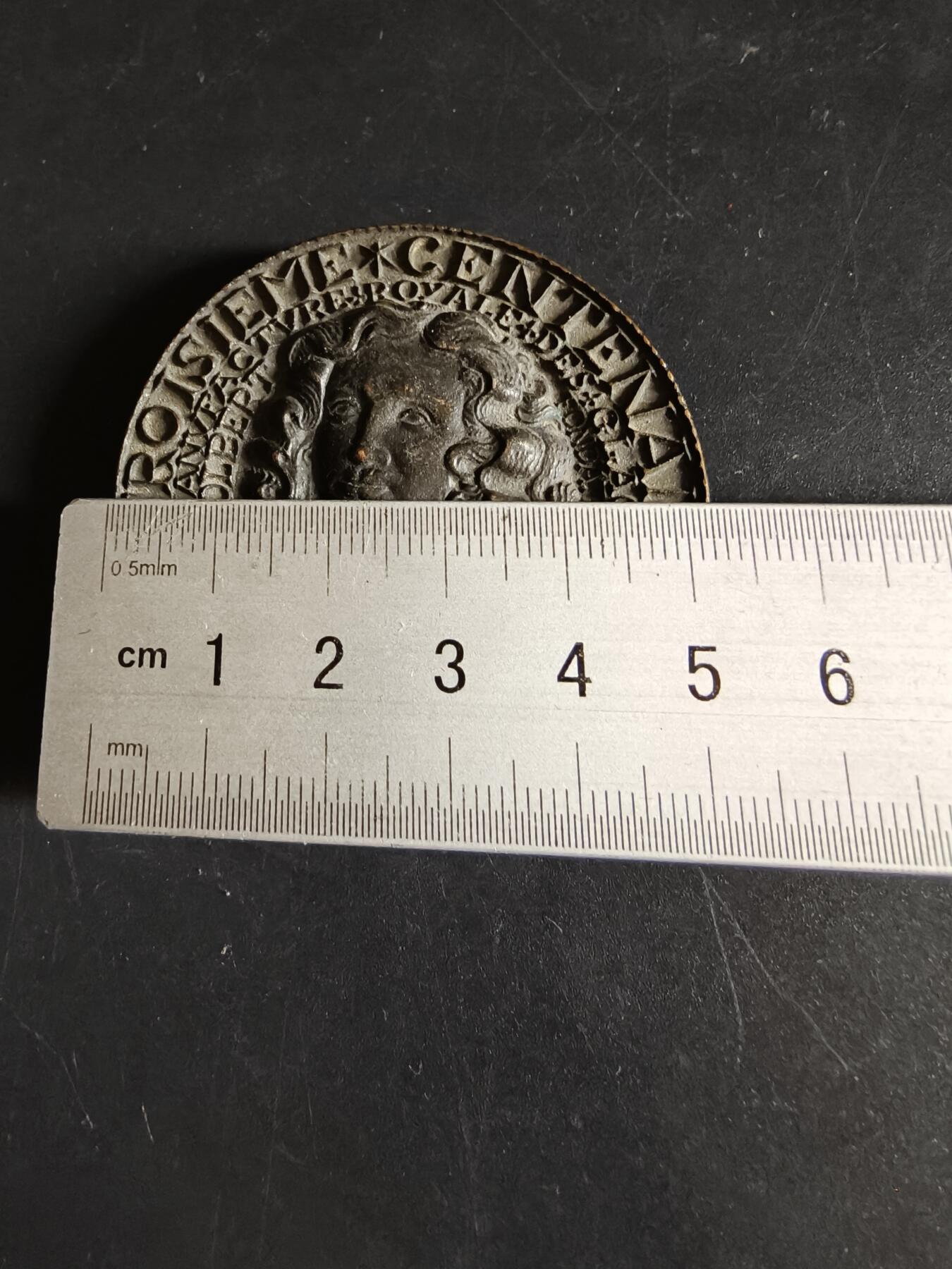 老王徽章第190期 法国圣戈班集团成立300周年大铜章   正面为路易十四时代法国财政部长科尔贝尔(圣戈班集团最初是为凡尔赛宫镜廊提供镜子而设立的)      直径54mm      重量108.8g 