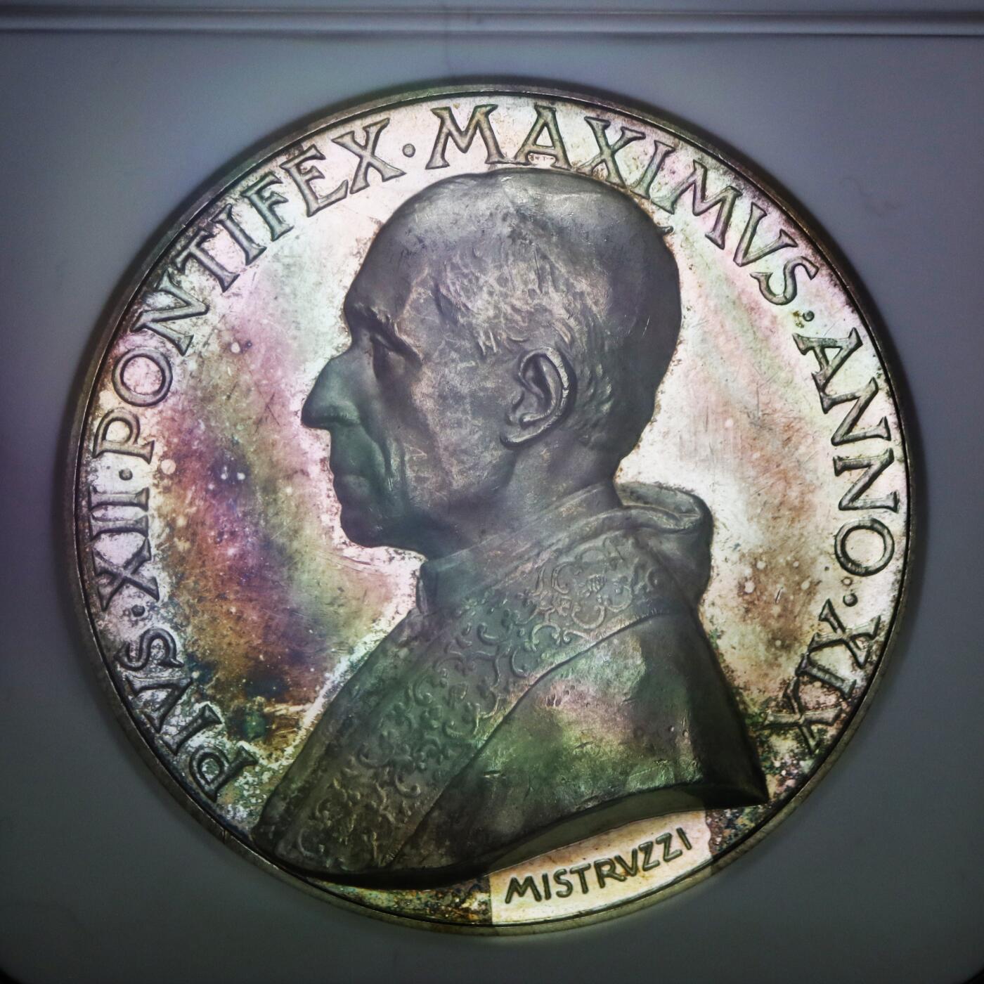 观钱 近现代机制币拍卖No.006（全场顺丰包邮，不区分偏远地区）  1957 年梵蒂冈庇护十二世《因诺森特十一世宣福礼》纪念大银章（NGC MS62）底板带彩，NGC加厚盒