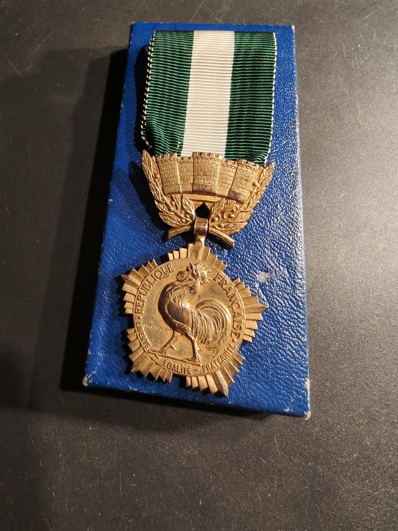 老王徽章第190期 法国金级地方嘉奖奖章     带纸盒   螃蟹银标    19.4g