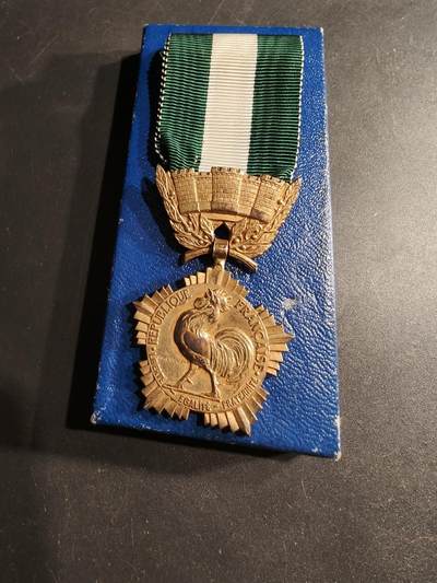 老王徽章第190期 - 法国金级地方嘉奖奖章     带纸盒   螃蟹银标    19.4g