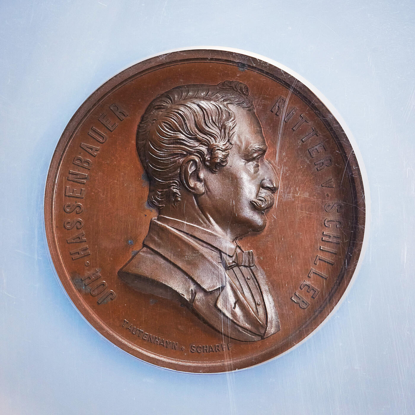 【俄甄集藏】2026年(050)04-01星期三 晚 19:30 全场包邮 奥匈帝国1867年纪念维也纳皇家铸币局长约翰·哈森鲍尔·里特·冯·席勒忠诚服务50年大铜章，NGC MS64，高浮雕，著名雕刻家约瑟夫·陶滕海恩与卡尔·沙夫联合创作，是奥匈帝国时期铸币业的发展的重要见证，直径：46mm