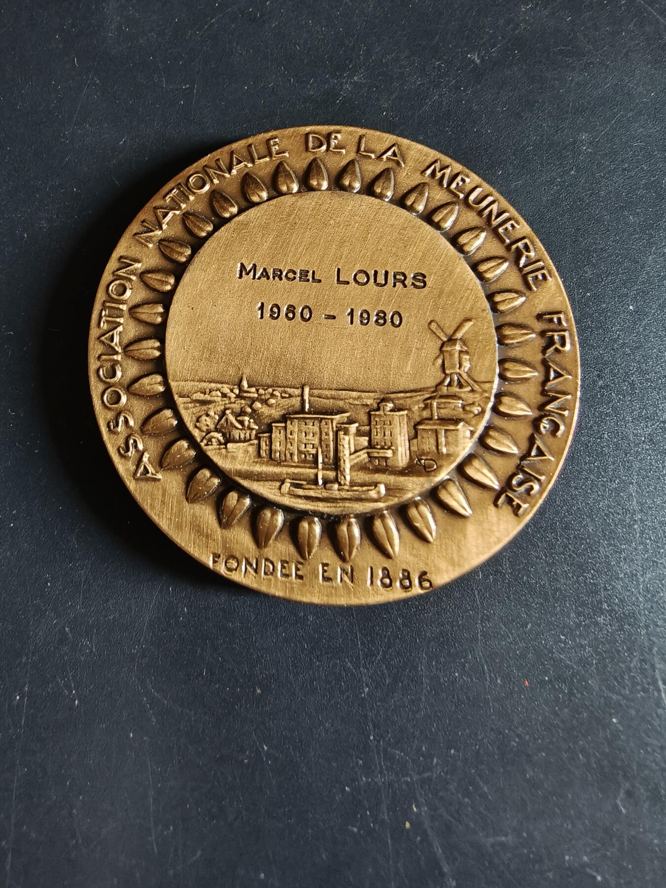 老王徽章第190期 法国磨坊主协会大铜章     原盒     直径50mm     重量71.4g