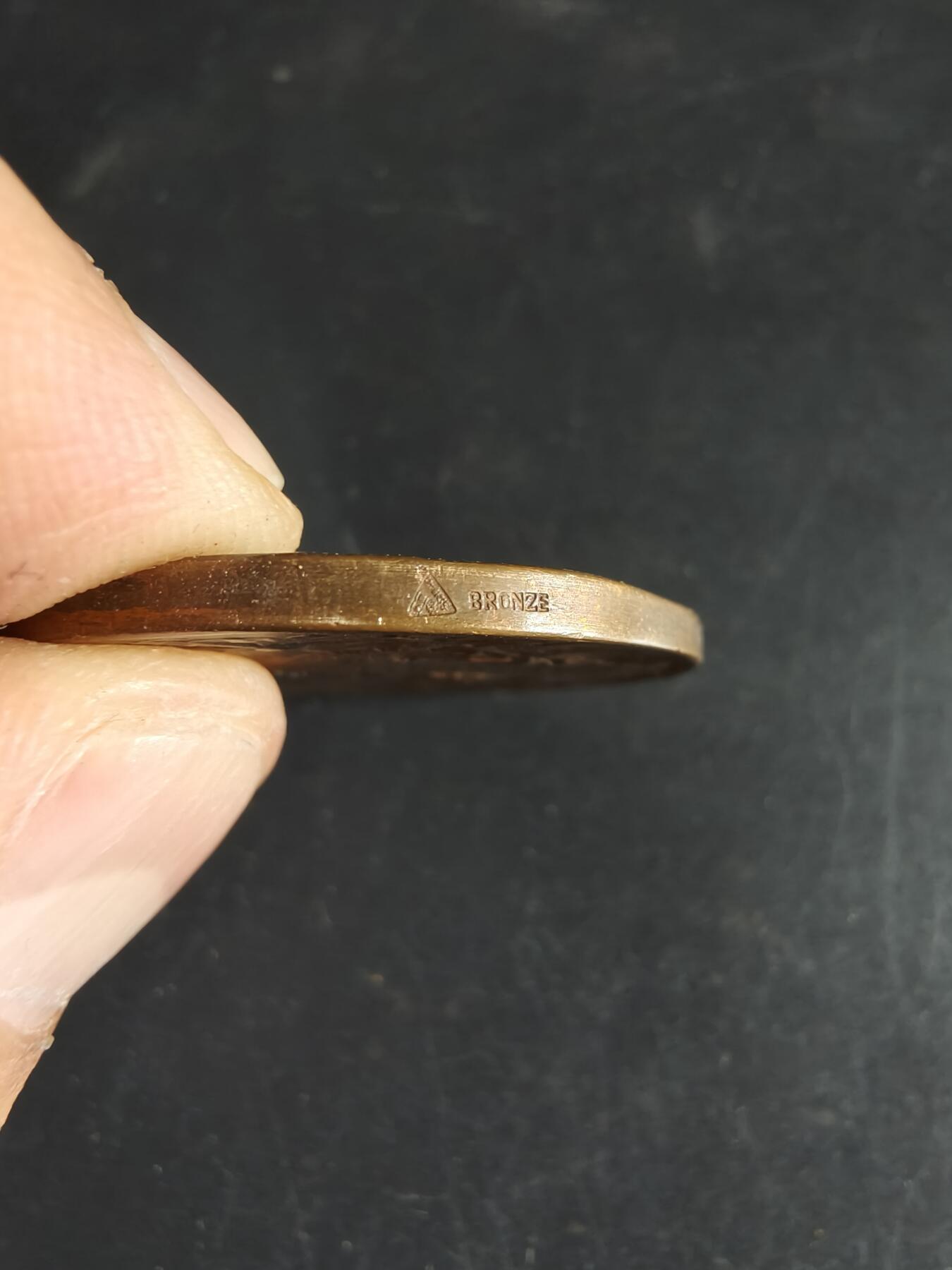 老王徽章第190期 法国奥尔良市戎装圣女贞德大铜章      原盒，盒子有损     直径36mm      重量22.5g