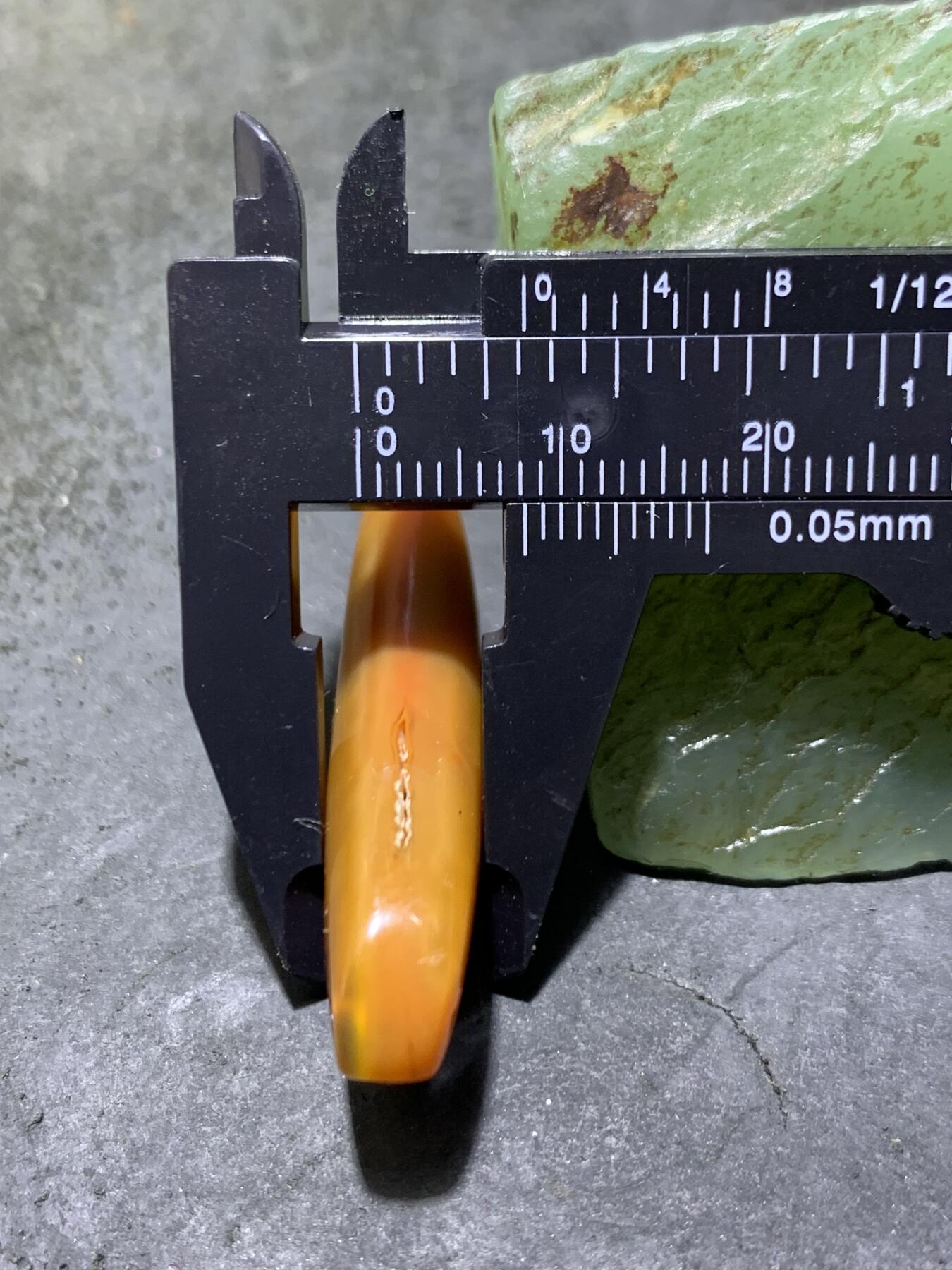 蒙料冻料战国红玛瑙通货牙形吊坠一个