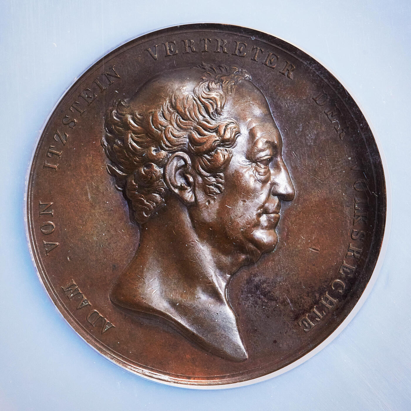 【俄甄集藏】2026年(050)04-01星期三 晚 19:30 全场包邮 德国1842年纪念巴登自由派政治家亚当·冯·伊茨施泰因大铜章，NGC AU58，巧克力包浆，高浮雕，设计精美，少见品种，雕刻家卡尔·克里斯蒂安·施韦特作品，直径：55mm