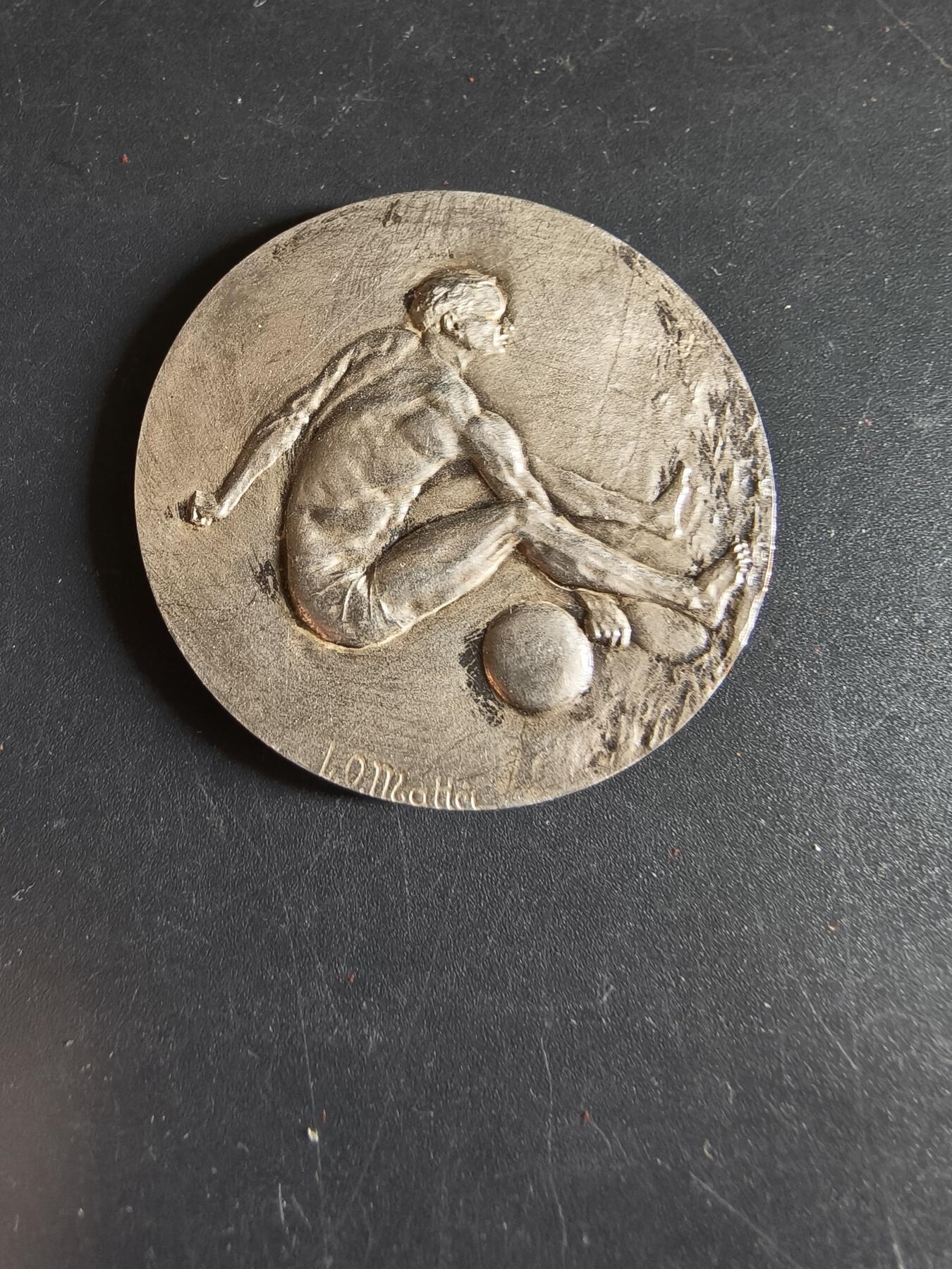 老王徽章第190期 法国举重运动镀银大铜章     原盒     直径41mm    重量27.6g