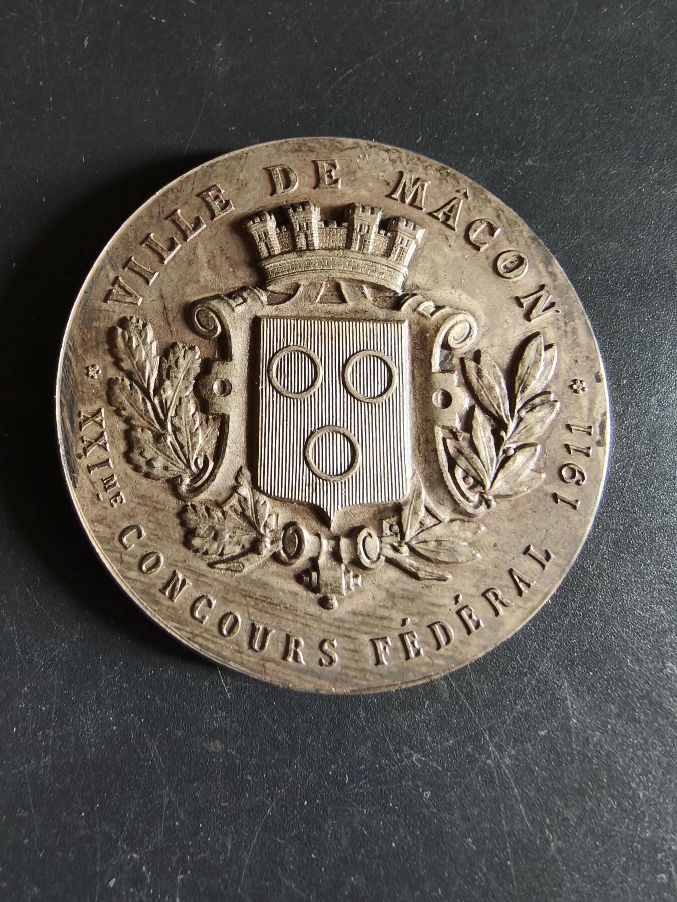 老王徽章第190期 法国马孔市体操联合会镀银大铜章    原盒    高浮雕     直径50mm     重量52.7g