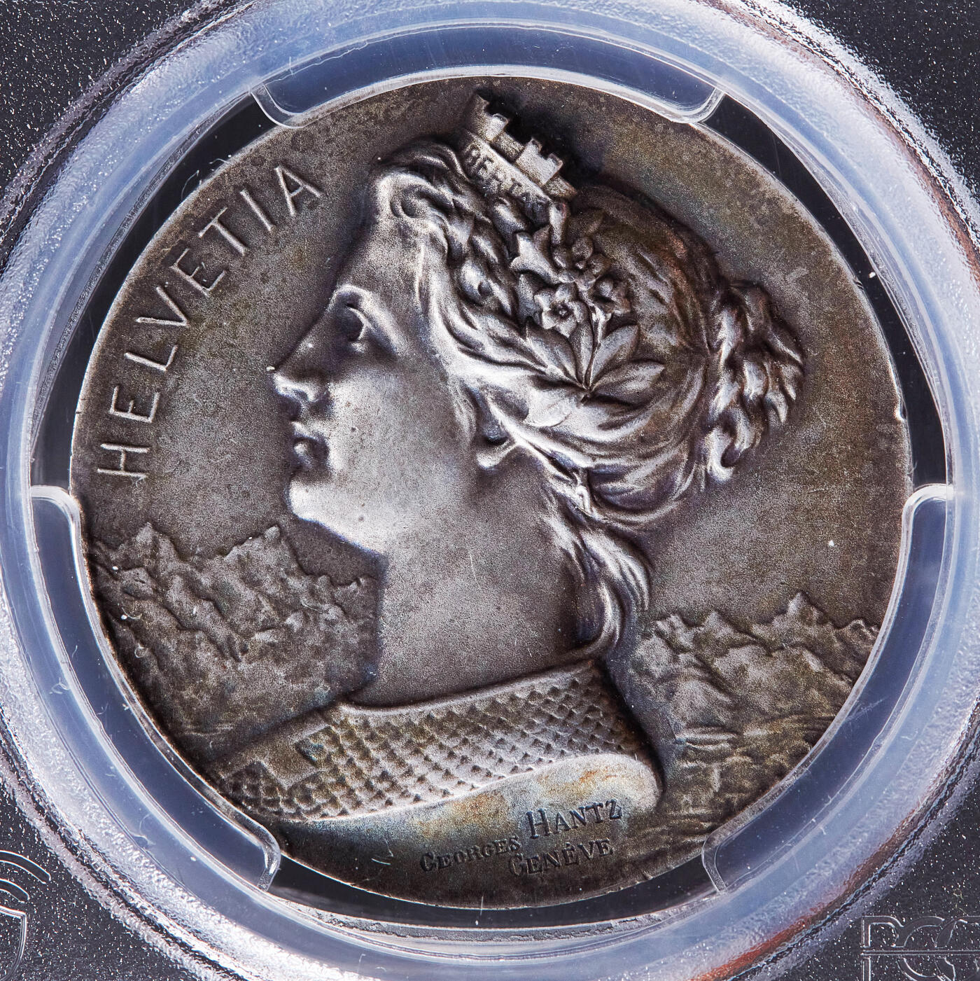 【俄甄集藏】2026年(050)04-01星期三 晚 19:30 全场包邮 瑞士1900年射击协会海尔维蒂亚女神头像乡村射击主题巴黎世博会参展大银章，PCGS SP62，原味酱彩老包浆，高浮雕，雕刻家乔治·汉茨作品，少见品种