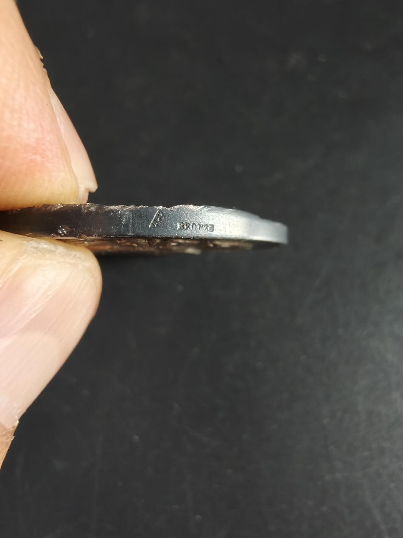 老王徽章第190期 法国巴黎信鸽之友协会镀银大铜章     原盒    玛丽安娜   大师J·德尔佩奇作品     直径41mm     重量29g