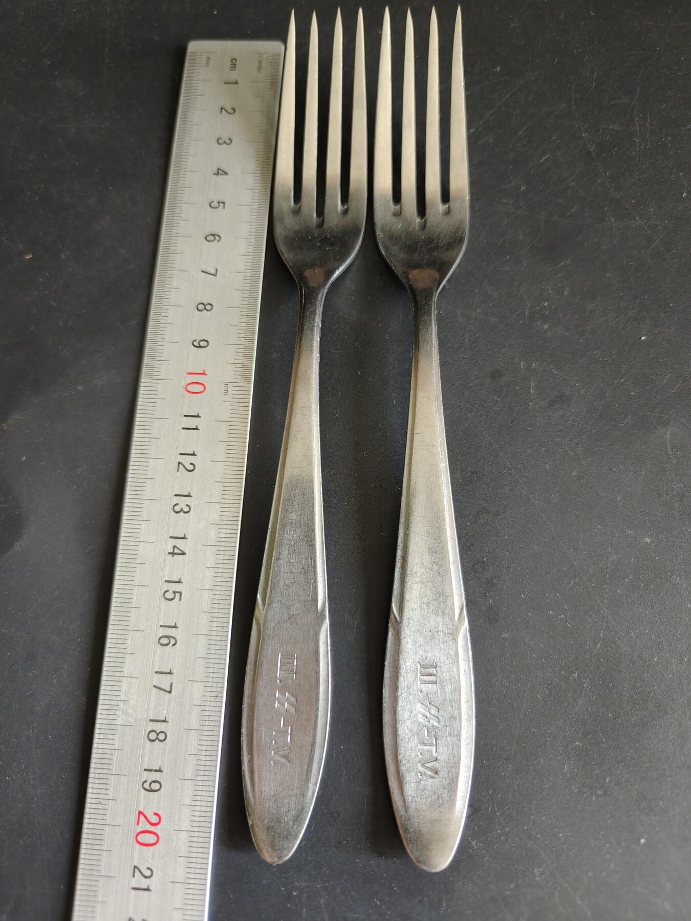 老王徽章第190期 德三SS不锈钢餐叉一组     带厂标     长度约20cm      重量76.7g