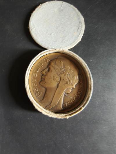 老王徽章第190期 - 法国体育教育委员会大铜章    大师莫隆作品     原盒     直径50mm    重量58.2g