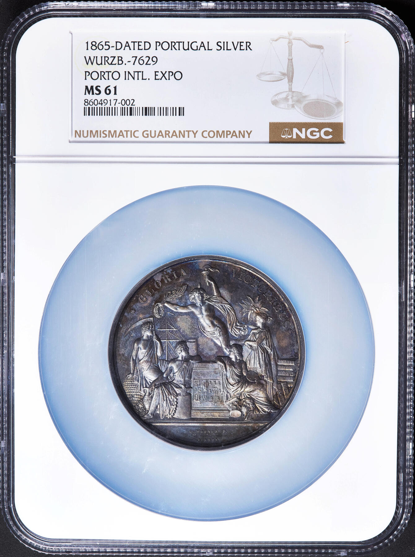 【俄甄集藏】2026年(050)04-01星期三 晚 19:30 全场包邮 葡萄牙1865年纪念波尔图世博会大银章，NGC MS61，高浮雕，类精制底板，酱彩包浆，奥地利著名雕刻家夏尔·维纳作品，展示了葡萄牙工业化与殖民化的时代背景，直径：58mm，重约76克，稀少品种