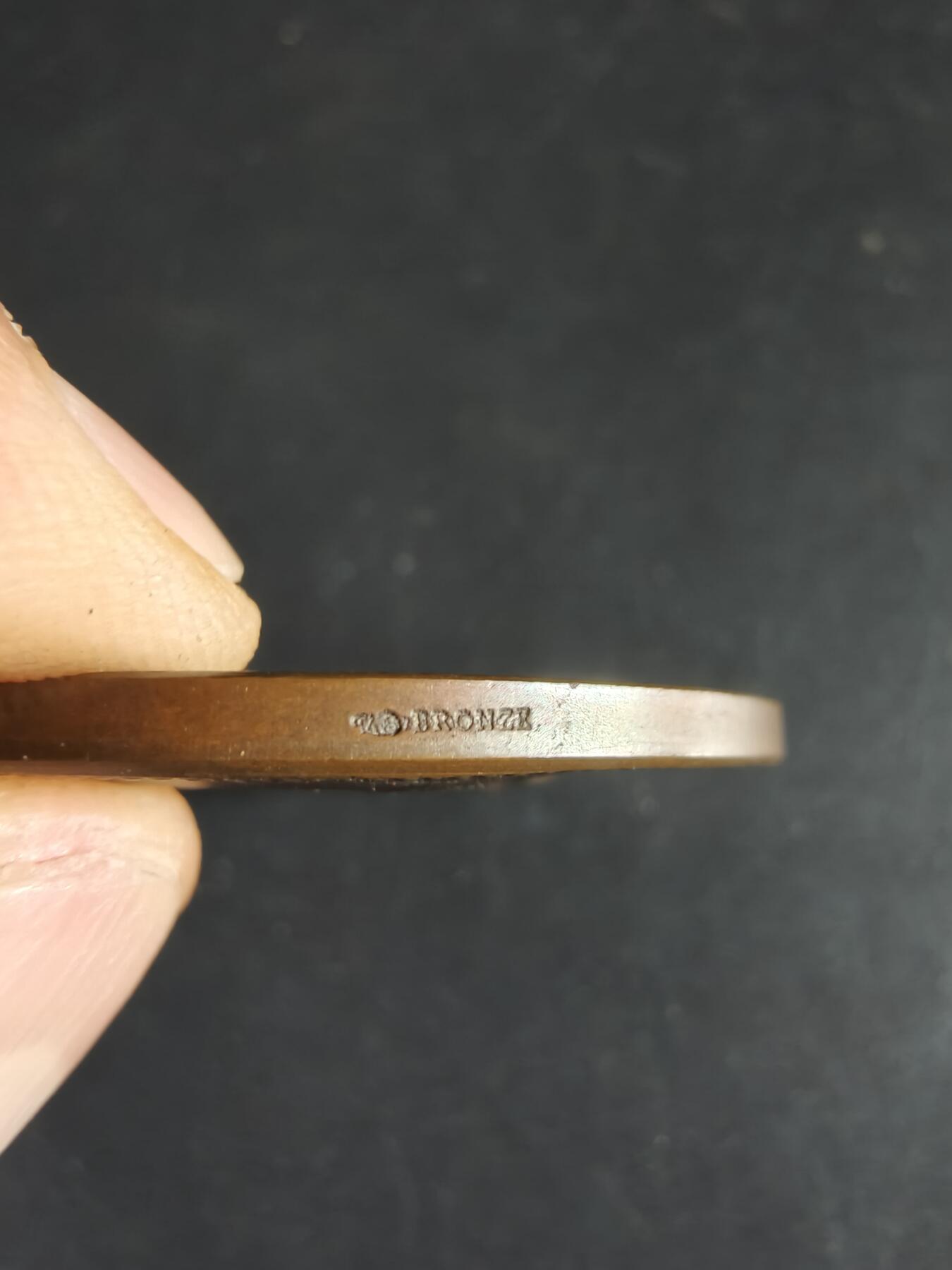 老王徽章第190期 法国利摩日国立装饰艺术学院大铜章     大师路易·波特作品     原盒       直径45mm      重量43.5g