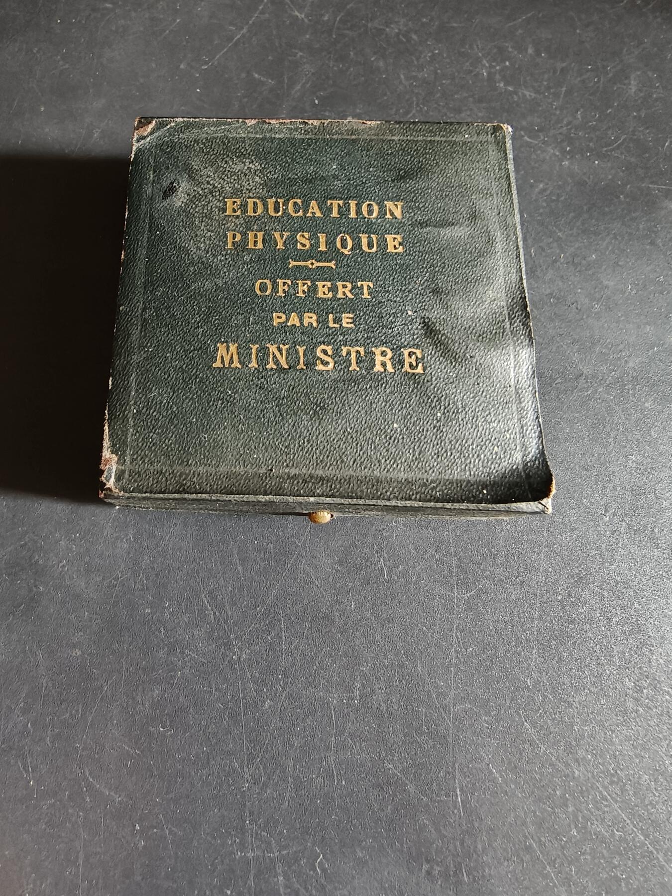 老王徽章第190期 法国农业协会镀银大铜章     原盒       四小天使      直径36mm     重量22g