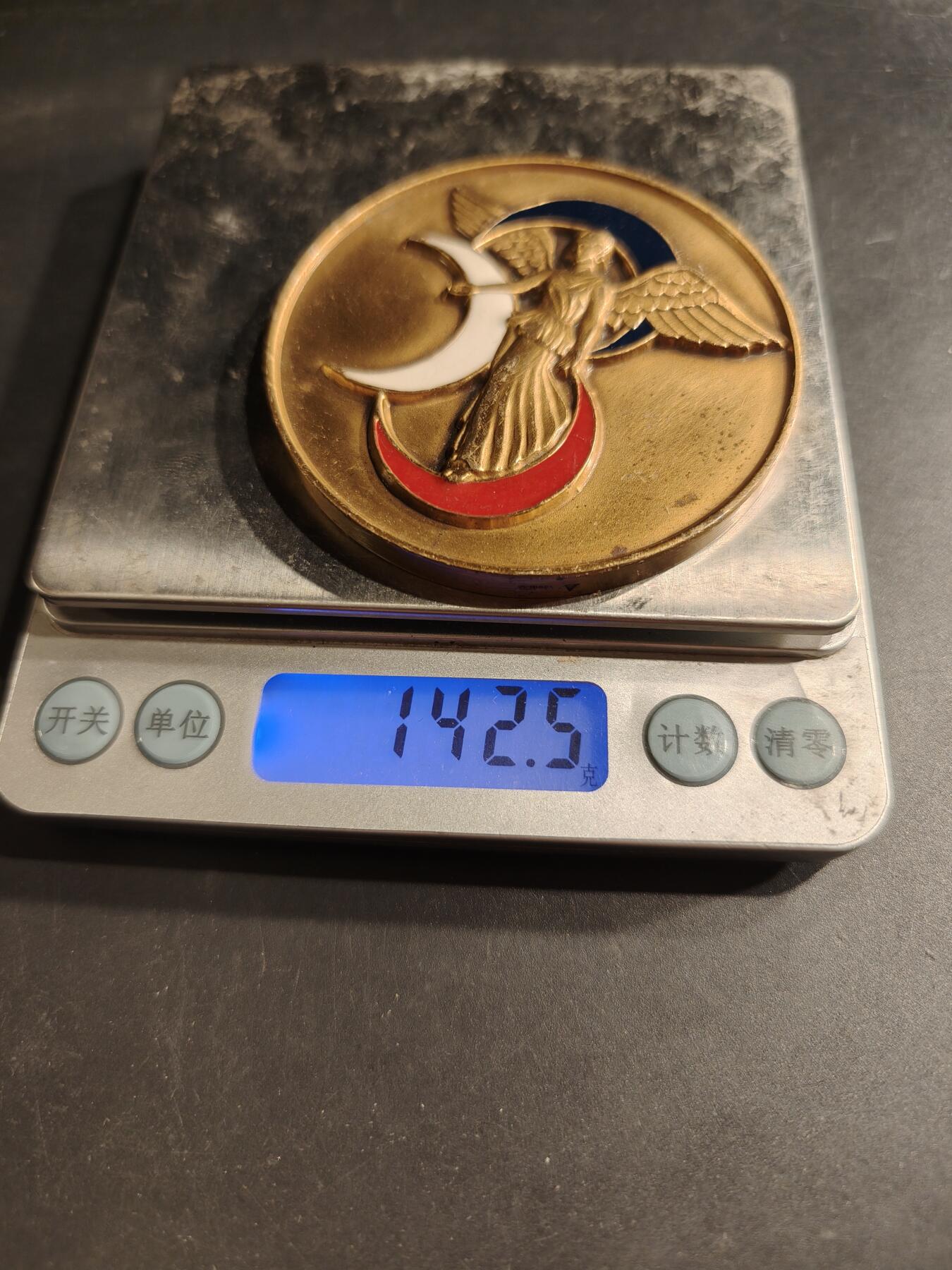 老王徽章第190期 法国陆军阿尔及利亚第3步兵师大铜章    授予平斯曼少将    直径68mm    重量142.5