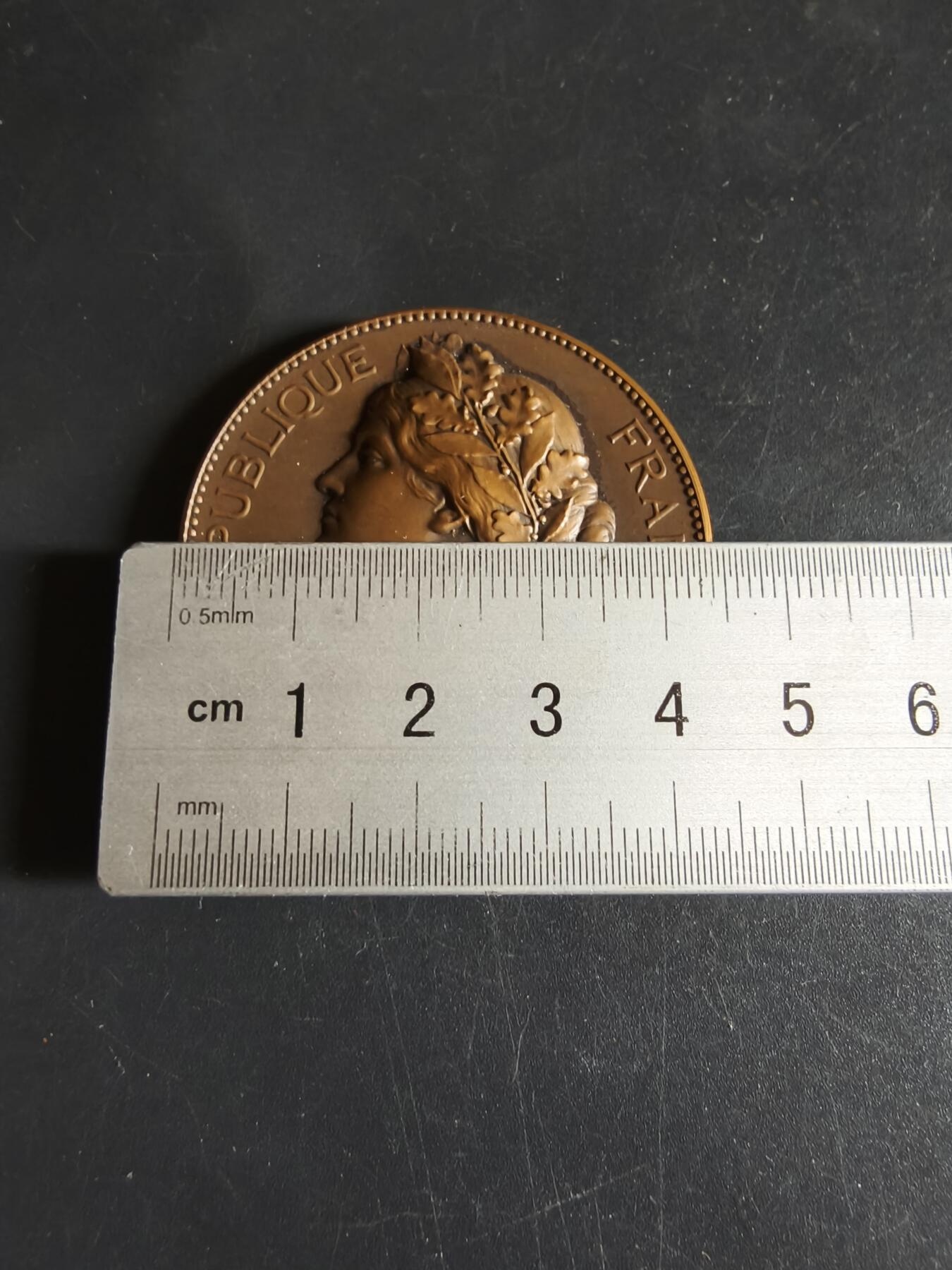 老王徽章第190期 法国利摩日国立装饰艺术学院大铜章     大师路易·波特作品     原盒       直径45mm      重量53.6g