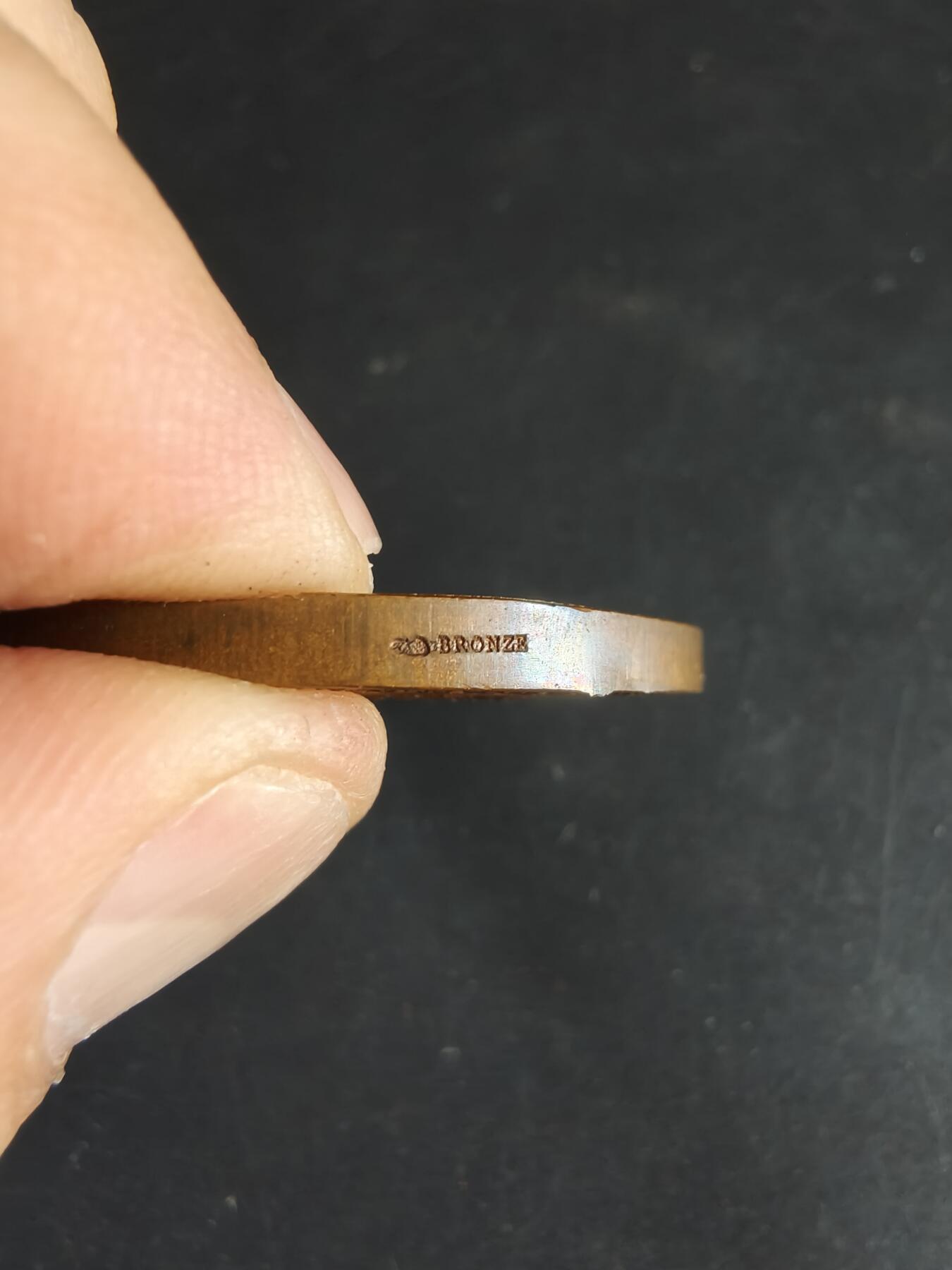 老王徽章第190期 法国利摩日国立装饰艺术学院大铜章     大师路易·波特作品     原盒       直径42mm      重量35.8g