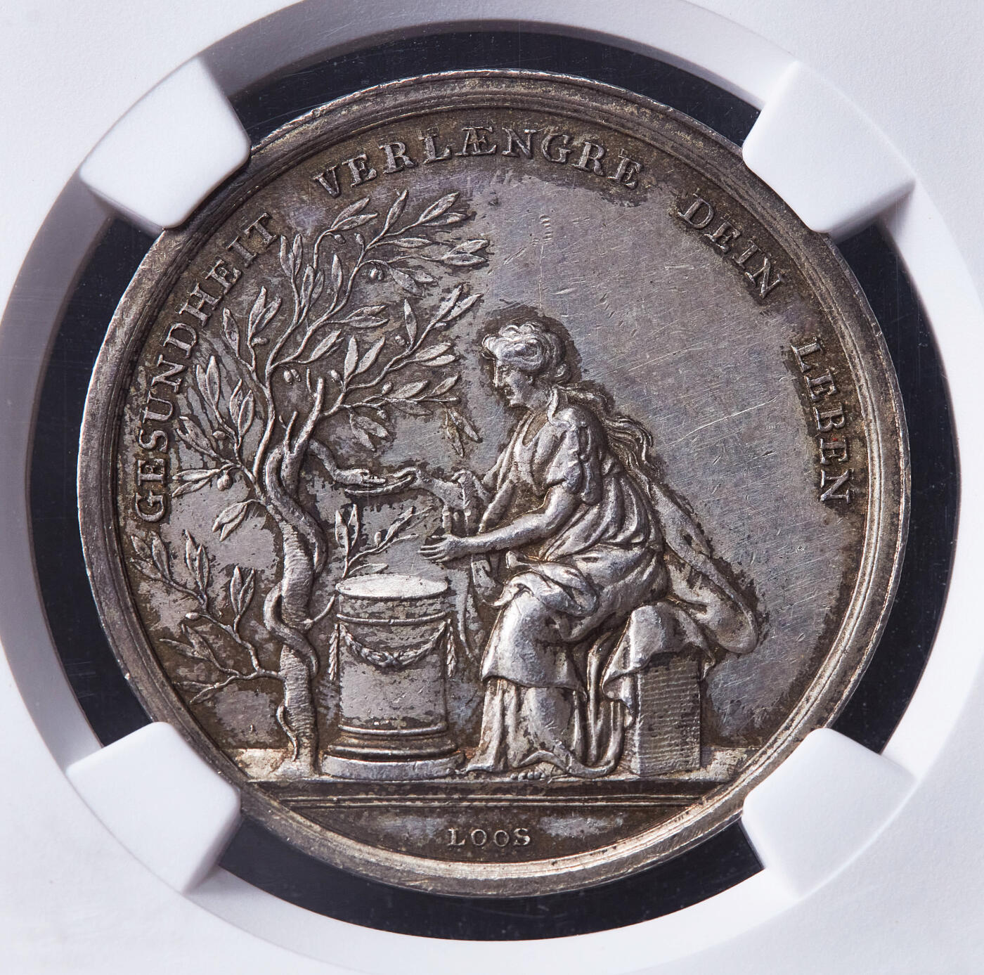 【俄甄集藏】2026年(050)04-01星期三 晚 19:30 全场包邮 德国18世纪双翼青春之神造像友好与健康祈福银章，NGC MS62，名家Loos作品，“健康让生命更长久，欢乐让时光更美好”，寓意佳，黄油彩原味包浆，稀少品种