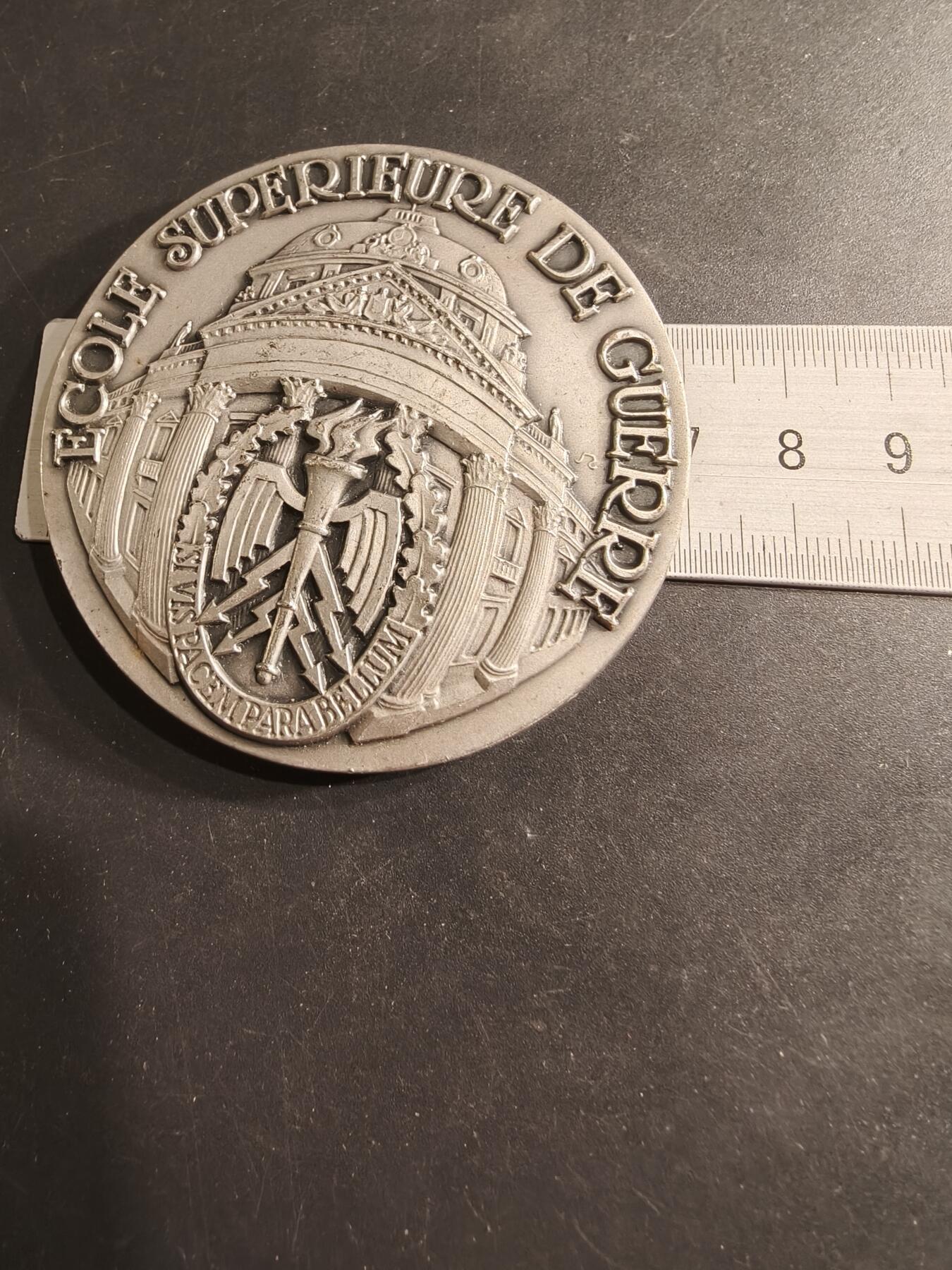 老王徽章第190期 法国高等军事学院镀银大铜章     该学院成立于1876年，位于巴黎军事学院内，其宗旨是培养法国陆军的高级参谋和精英军官      直径70mm     重量177.7g