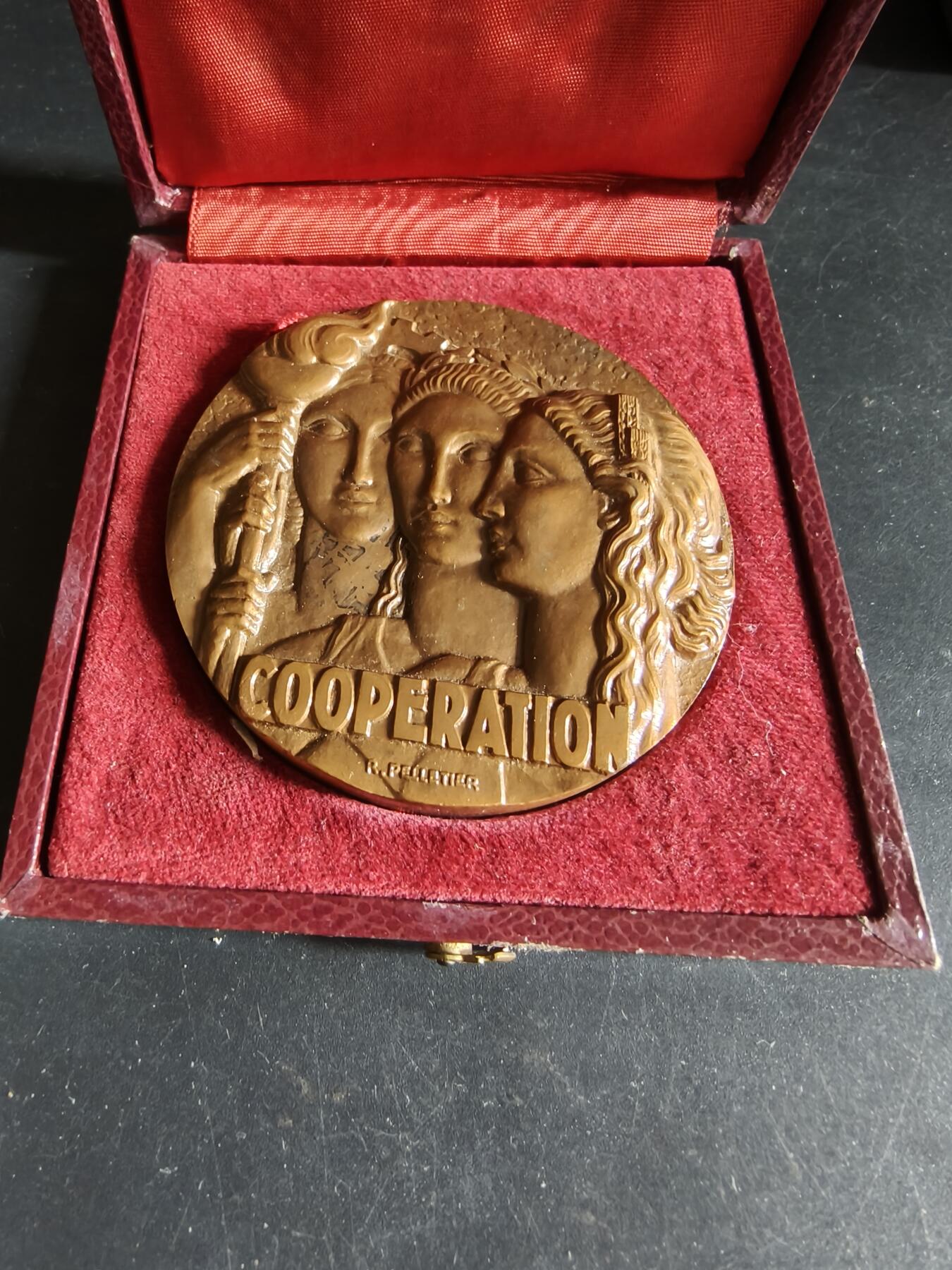 老王徽章第190期 法国《合作》主题大铜章    装饰风格    高浮雕    原盒     直径68mm    重量215.9g