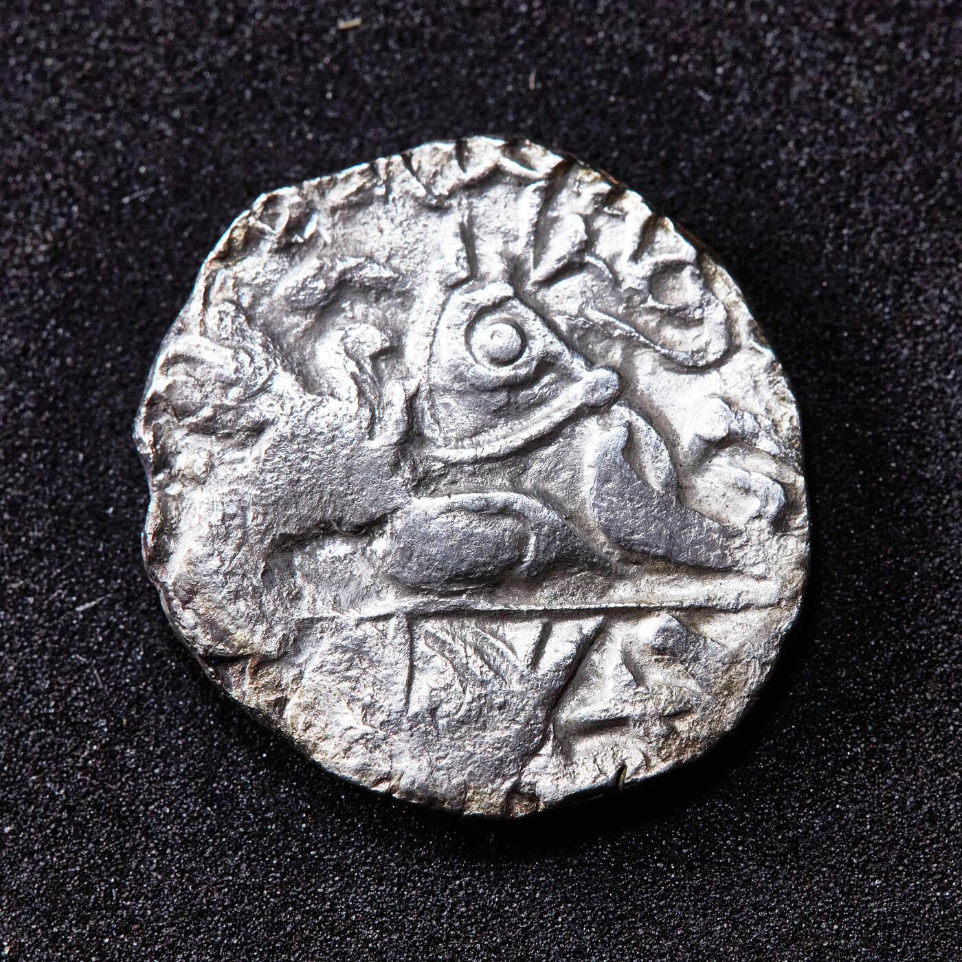 【俄甄集藏】2026年(050)04-01星期三 晚 19:30 全场包邮 印度沙希王朝公元8世纪-9世纪萨曼塔·提婆1吉塔尔瘤牛骑士银币，正面骑士，背面瘤牛，直径：17mm，重量：4克，底光犹存