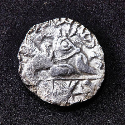 【俄甄集藏】2026年(050)04-01星期三 晚 19:30 全场包邮 - 印度沙希王朝公元8世纪-9世纪萨曼塔·提婆1吉塔尔瘤牛骑士银币，正面骑士，背面瘤牛，直径：17mm，重量：4克，底光犹存