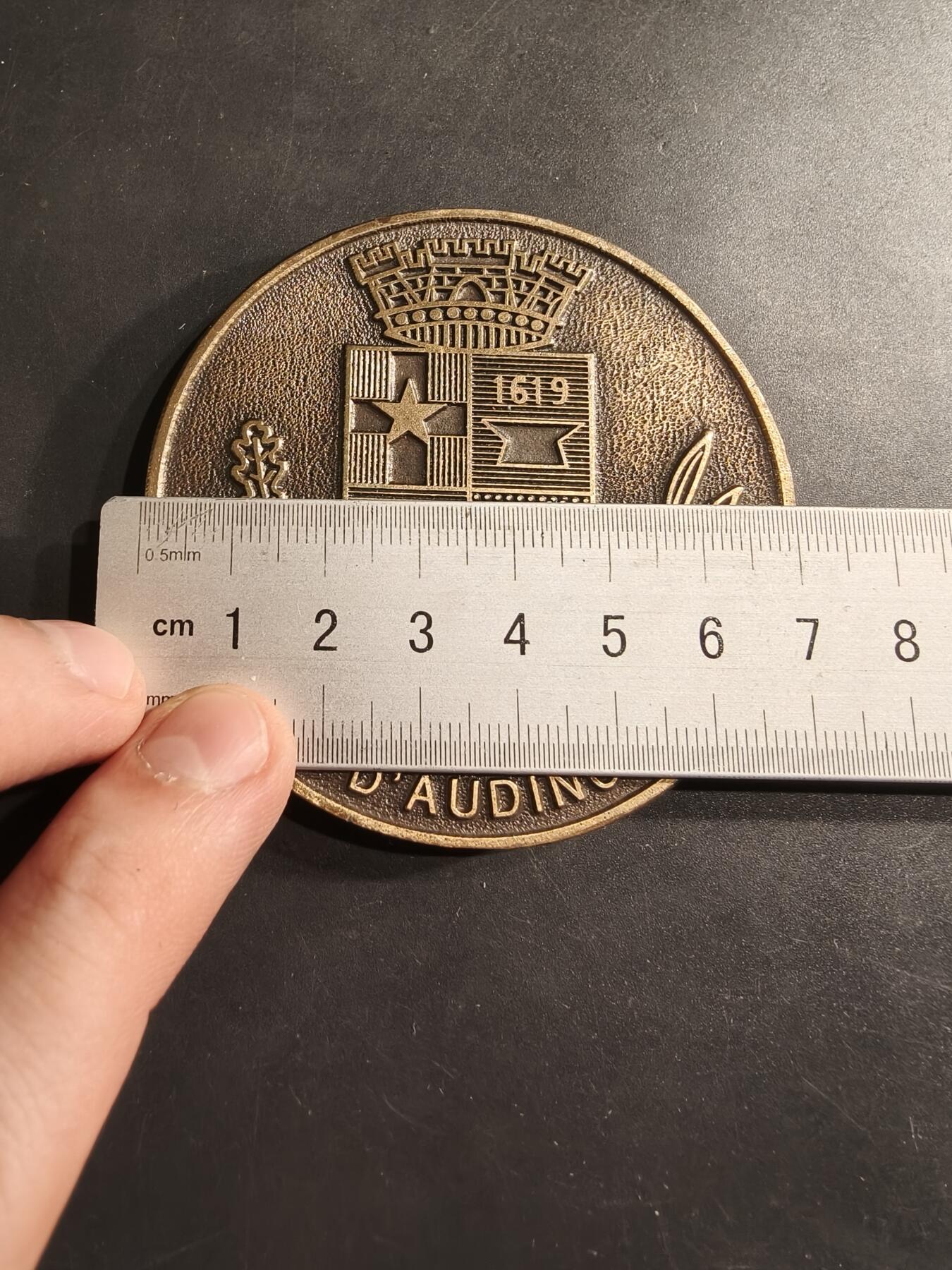 老王徽章第190期 法国奥丹库尔市纪念章    直径70mm     重量117.1g