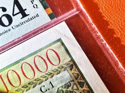 【Blue Auction】✨世界纸币精拍800期盛典——白金之夜🔥🔥🔥 F-【倒置号 仅1张更高分 唯一亚军罕见 传说级】法属赤道非洲 1968年10000法郎 最高值 超大票幅 经典的“吃人皇帝”大博卡萨 法属纸币天花板 得此大票夫复何求 PMG64EPQ（仅一小角印子否则品相足以夺冠） 全新原票令人垂涎 票面设计细节满满 十分霸气 熊大厨有一张旧的裸币令他爱不释手专门写文 原汁原味一个小角印子也没处理的全新原票怎能错过 一生一遇 