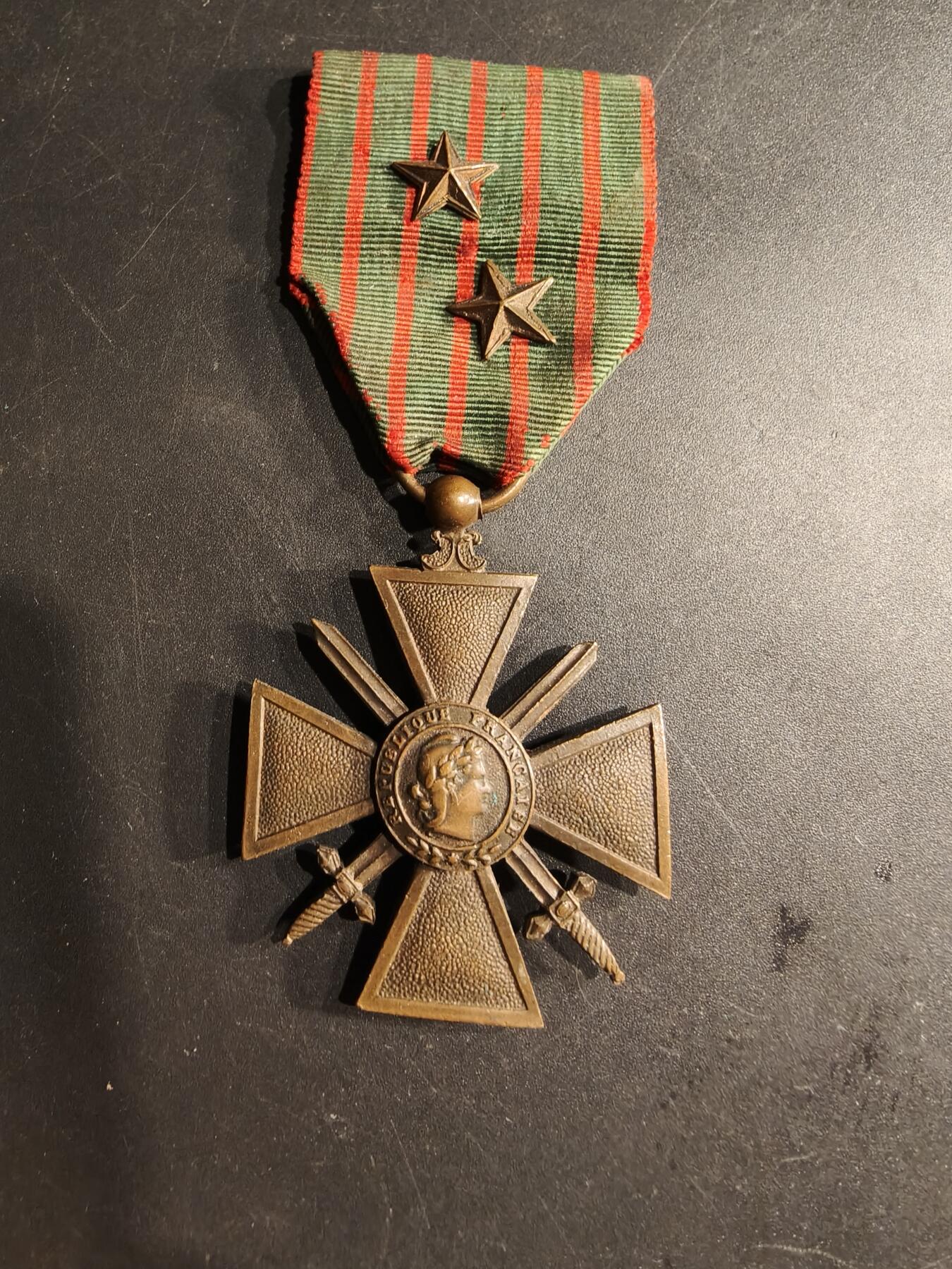 老王徽章第190期 法国1918版战争十字奖章    2颗铜星勋饰