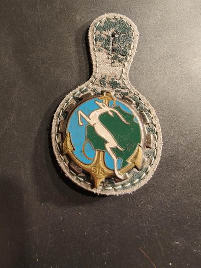 老王徽章第190期 - 法国陆军第515运输团证章      第 515 运输团成立于 1944 年 10 月的阿尔及利亚，随后曾部署于印度支那。自 1967 年起，该团驻扎在法国安古莱姆