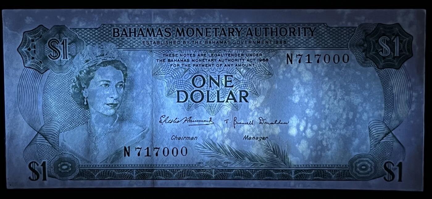 小福收藏拍卖第203期 裸钞场 本期有多张豹子号靓号 仅发行1000枚亚克力砖封蒙古20000图格里克帝国800周年纪念钞 瑞士200法郎 百慕大样钞洋葱冠全套 巴林首版大全套 卡塔尔四张套 越南 保加利亚 马其顿等多国精美纸币 巴哈马 1968年 1元 彩背 数3 豹子号000 有黄 unc-