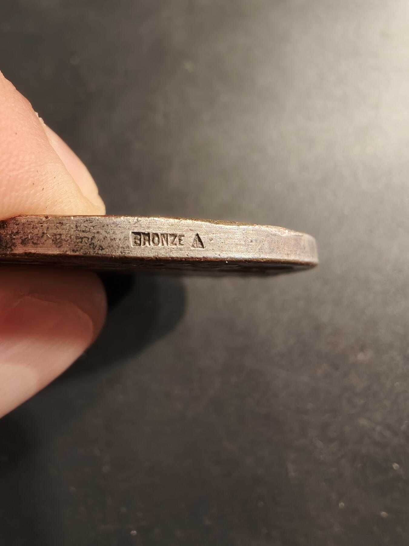 老王徽章第190期 法国《人民之友》报镀银大铜章    直径50mm     重量53.8g