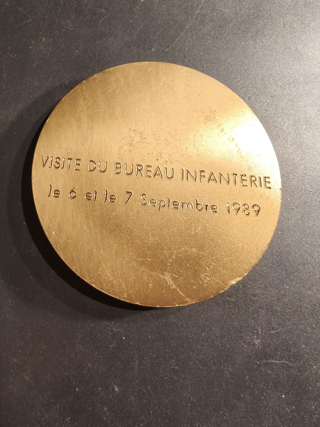 老王徽章第190期 法国陆军人事管理局大铜章     直径64mm     重量143.6g