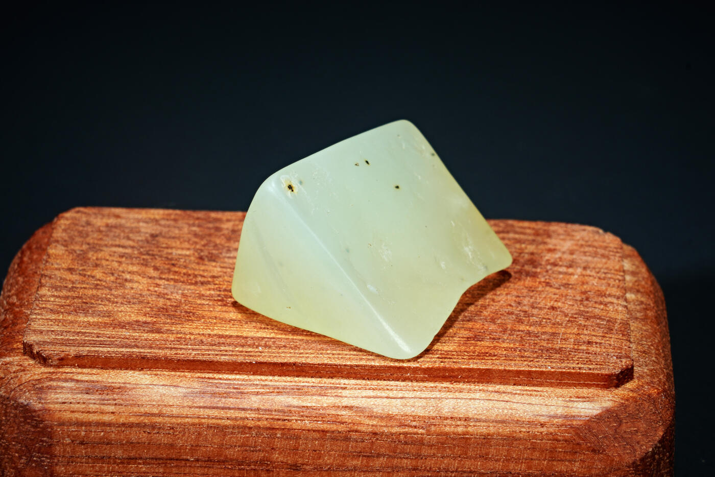 上海都达杂项专场六十九【全场包邮】 和田玉原石随型摆件 连座94-136