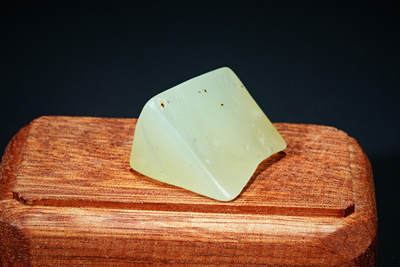 上海都达杂项专场102【全场包邮】  和田玉原石随型摆件 连座94-136