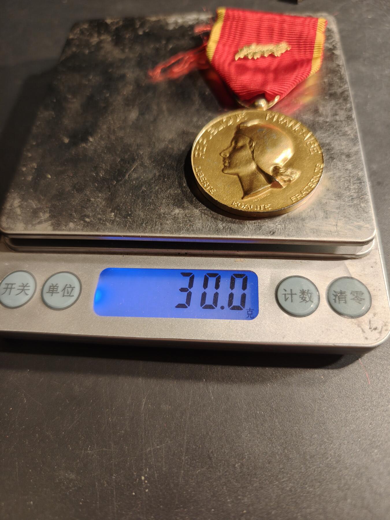 老王徽章第190期 法国金级东方工业协会奖章    950银镀金材质    金棕榈勋饰     30g