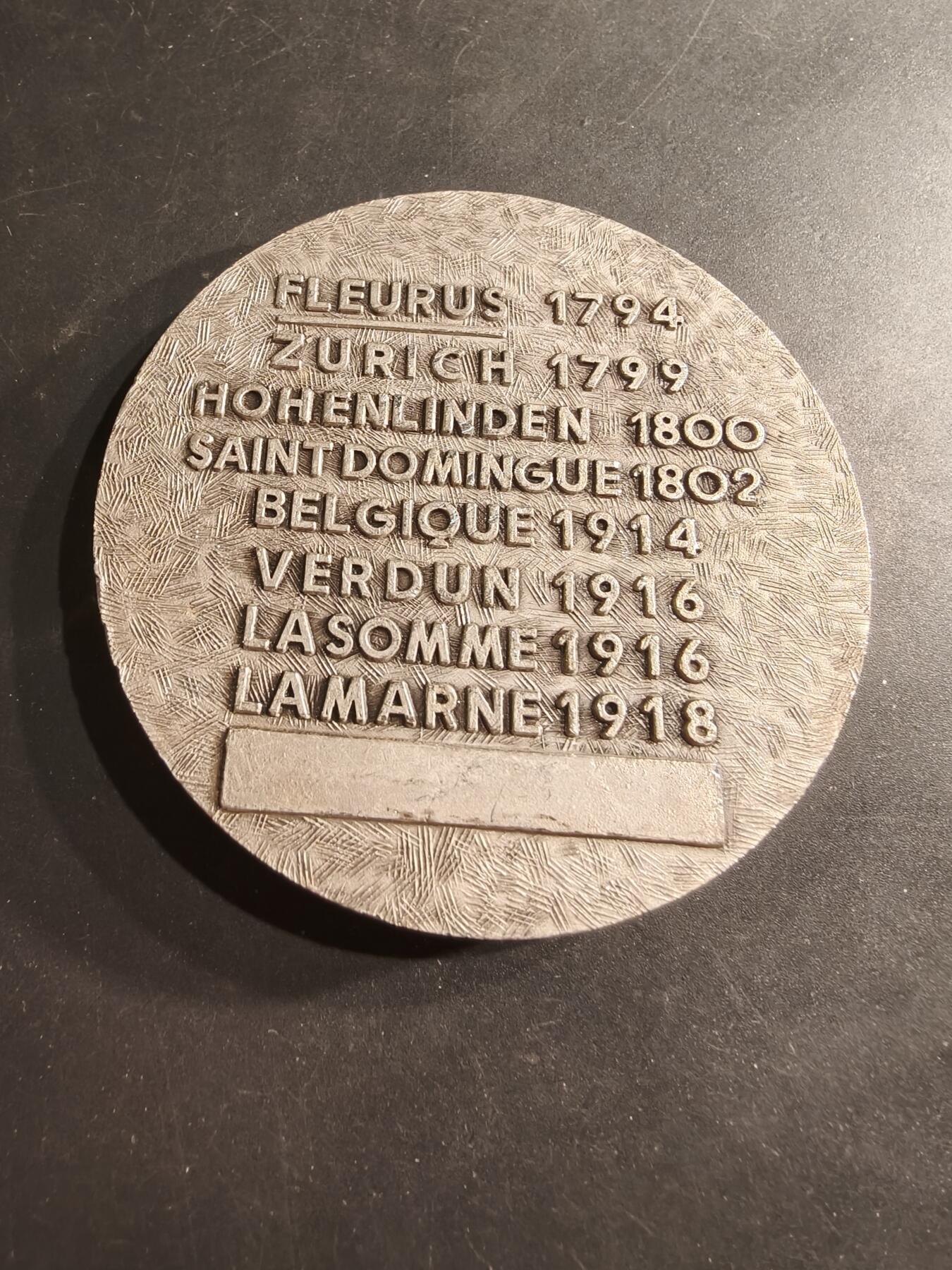 老王徽章第190期 法国陆军110步兵团纪念章    背面为110步兵团成立以来经历过的著名战役，如霍恩林登战役、凡尔登战役、索姆河战役、马恩河战役等       直径80mm     重量193.9g