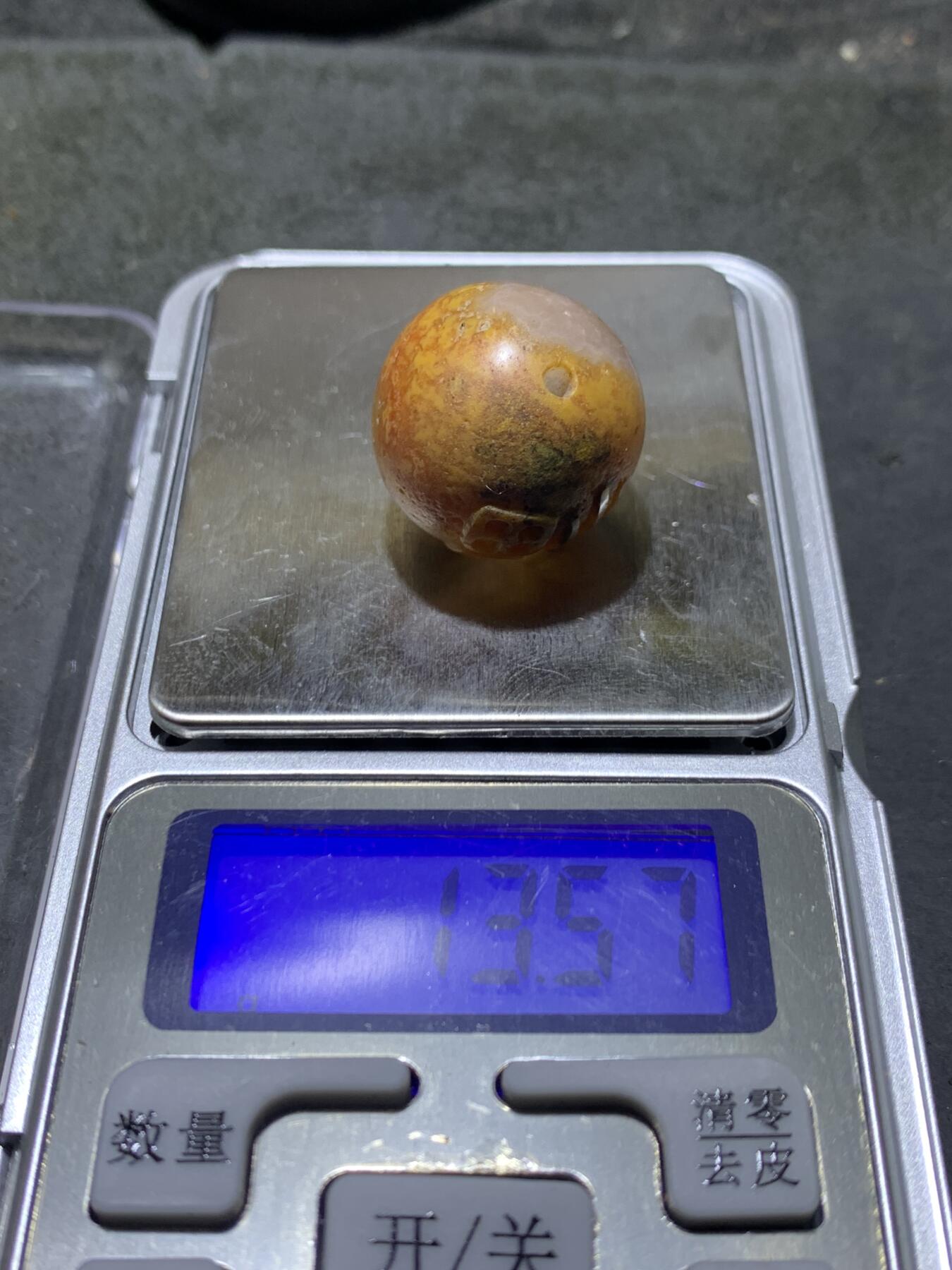 亚光冰飘冻料黄金草花纹战国红玛瑙手工雕刻福字圆珠一颗！