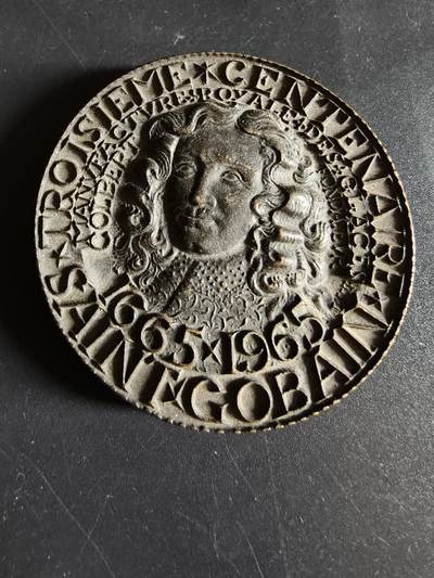 老王徽章第190期 - 法国圣戈班集团成立300周年大铜章   正面为路易十四时代法国财政部长科尔贝尔(圣戈班集团最初是为凡尔赛宫镜廊提供镜子而设立的)      直径54mm      重量108.8g 