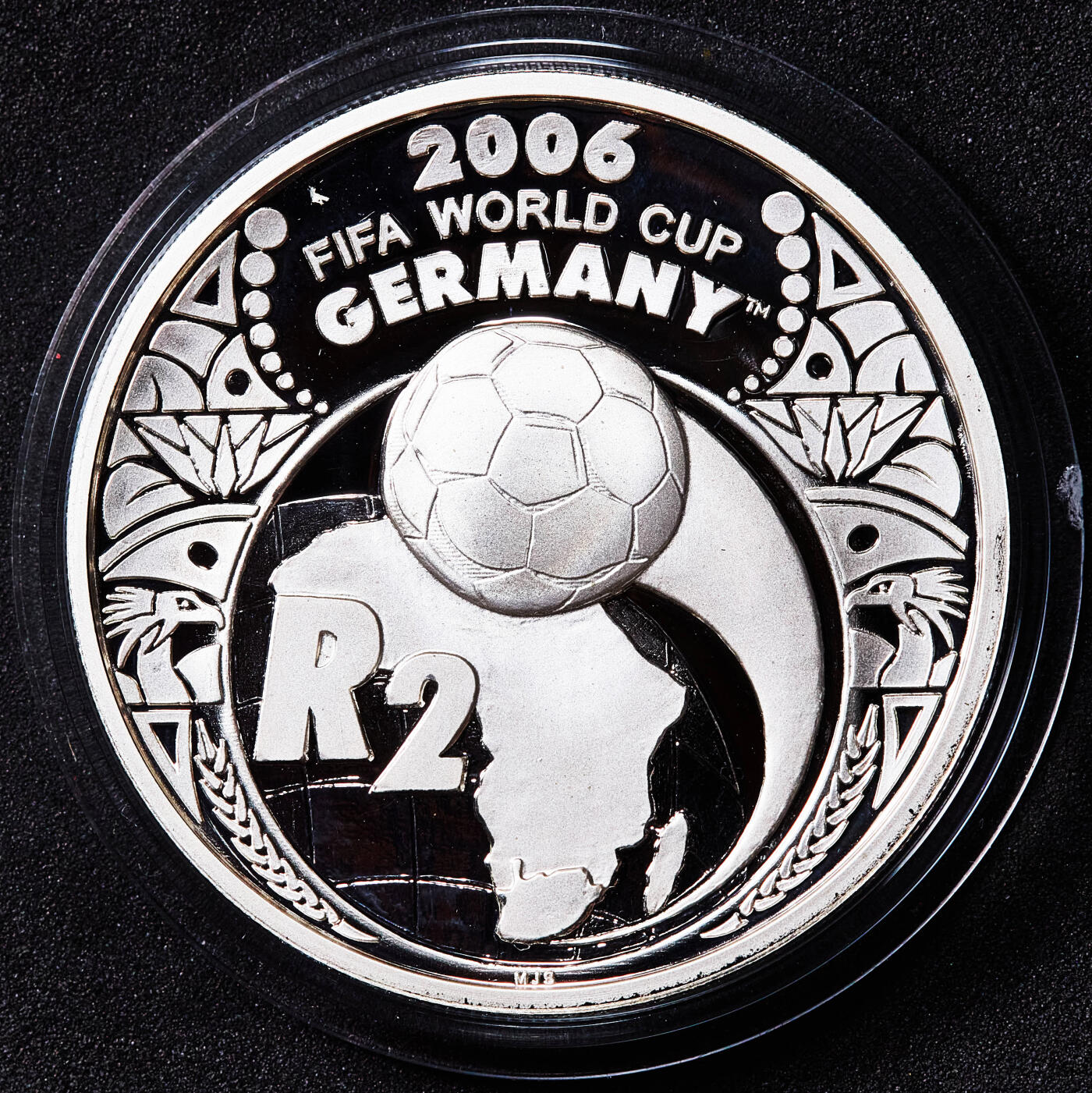 【俄甄集藏】2026年(050)04-01星期三 晚 19:30 全场包邮 南非2005年纪念06年德国世界杯足球赛2兰特精制大银币，重33.626克，925银，发行量14337枚
