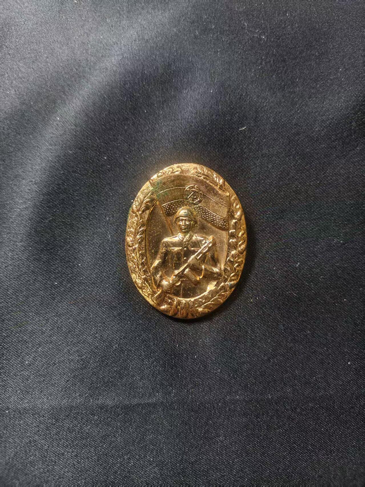 云宸嘉赏-勋臻文献佳藏优品精选场次（低佣 转发佣金红包） 民主德国人民军优秀人民军成员证章 