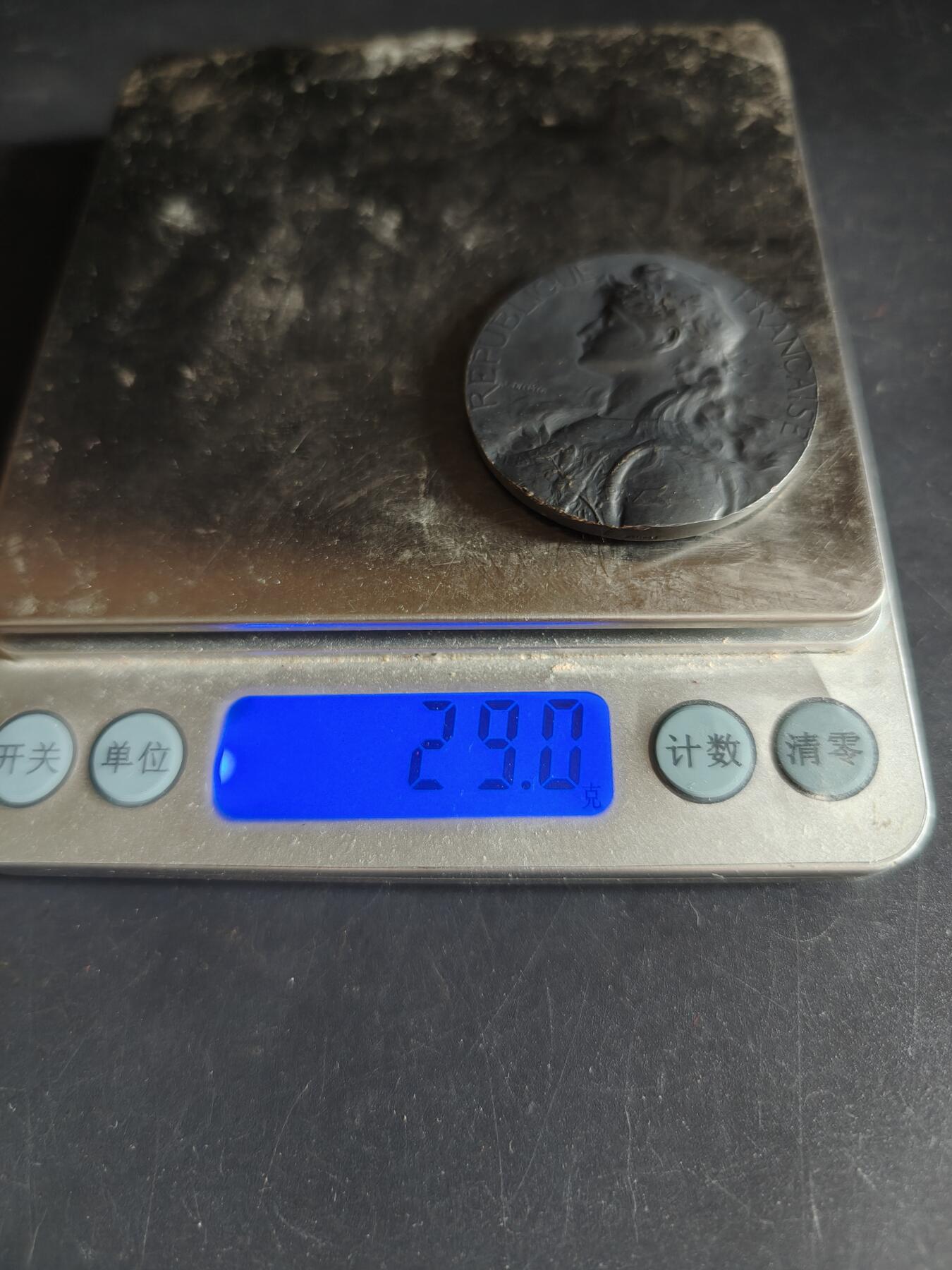 老王徽章第190期 法国巴黎信鸽之友协会镀银大铜章     原盒    玛丽安娜   大师J·德尔佩奇作品     直径41mm     重量29g