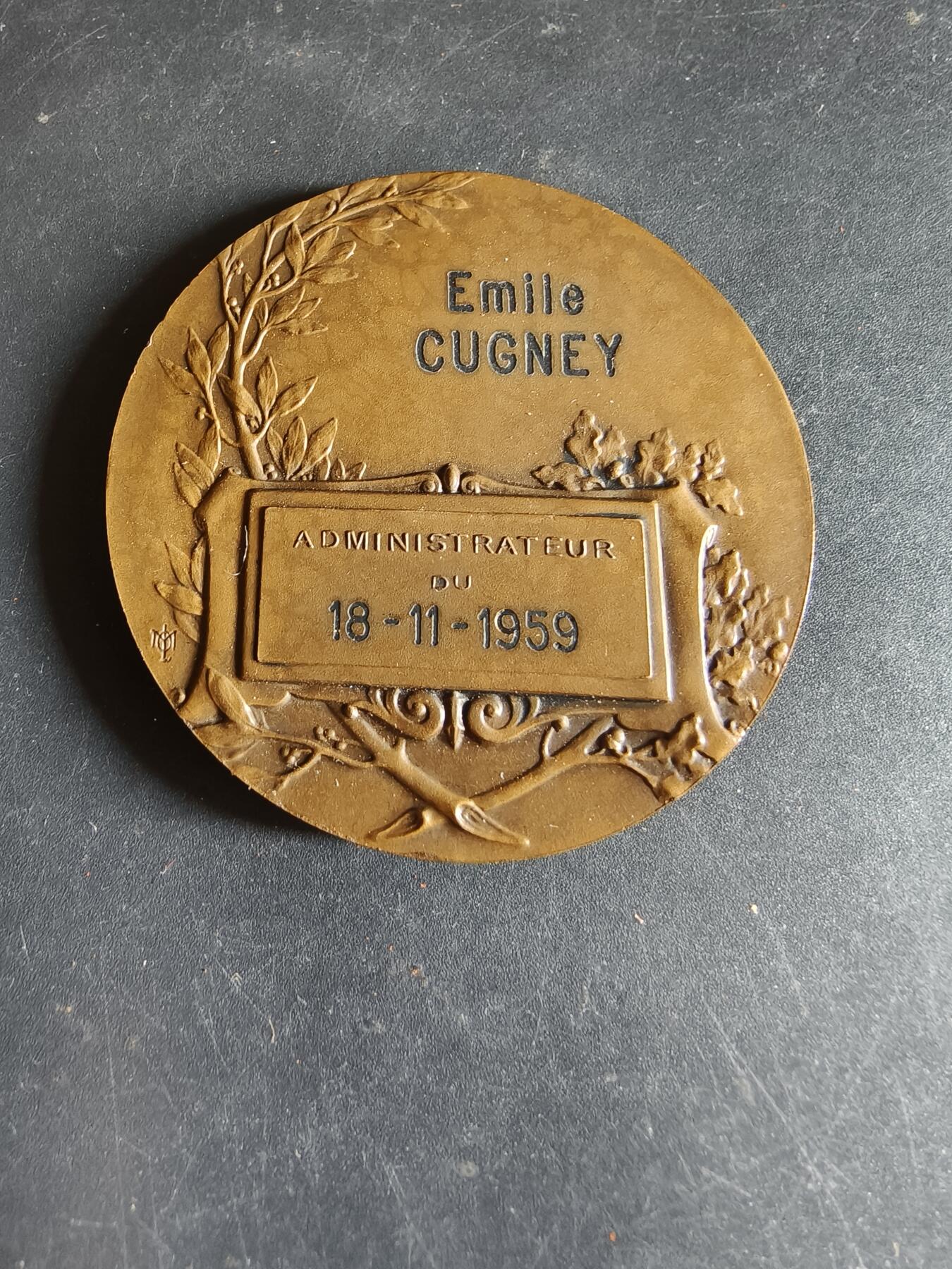 老王徽章第190期 法国蒙贝利亚尔储蓄银行大铜章     原盒      直径56mm     重量69.2g