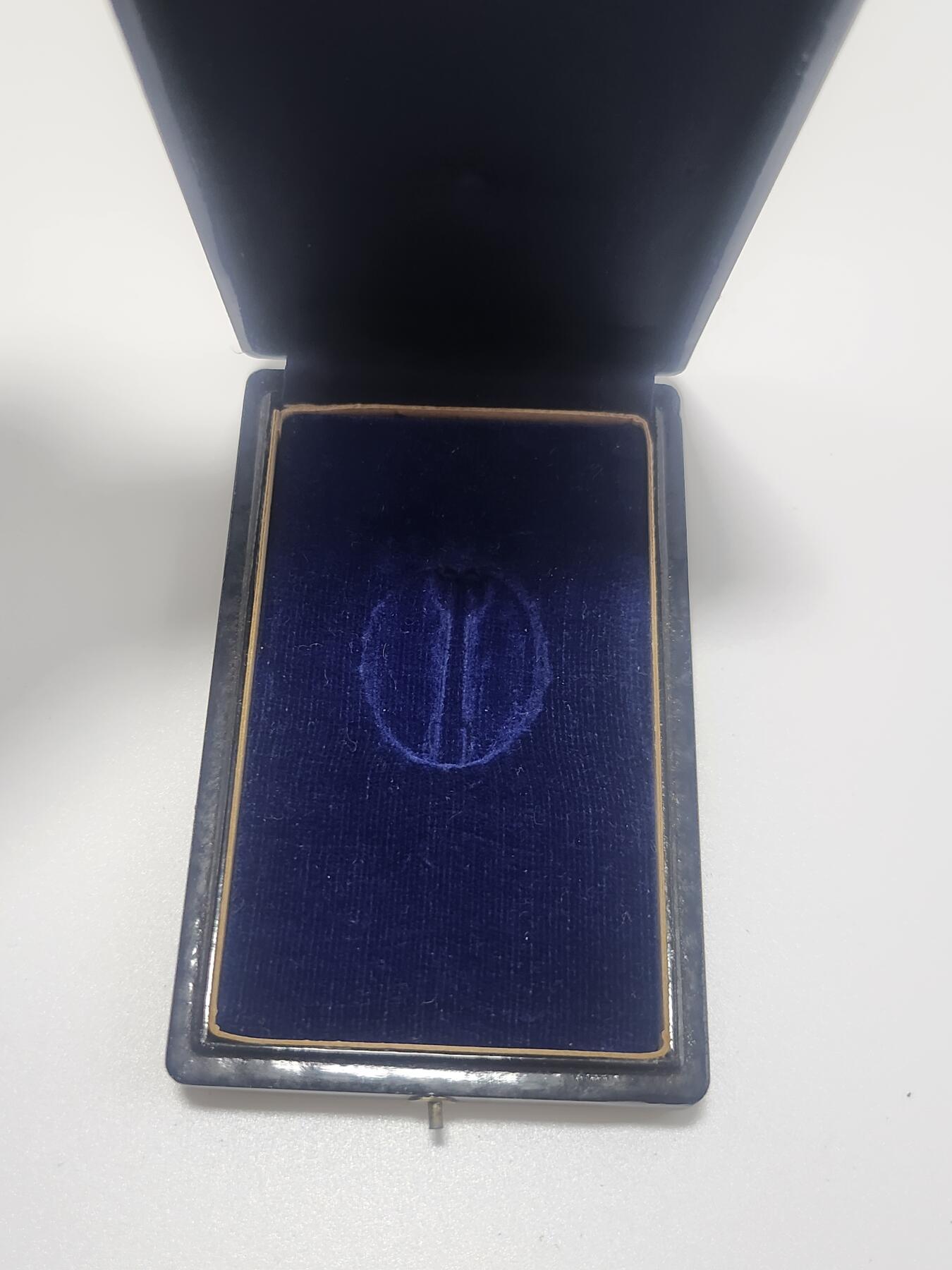 南水社第4次拍卖  日本国铁功绩章 材质不明 盒子字体褪色