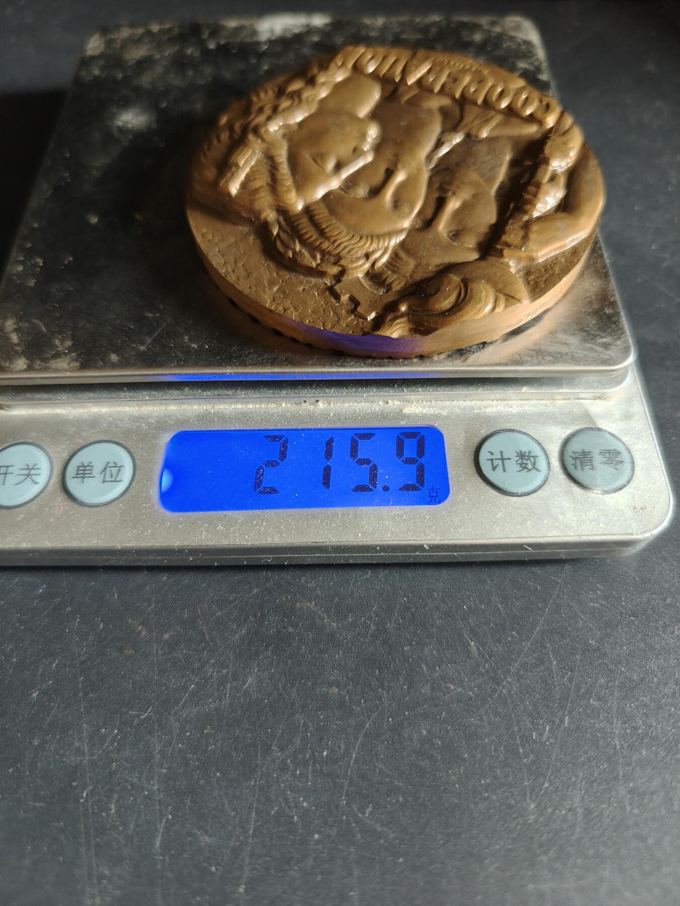 老王徽章第190期 法国《合作》主题大铜章    装饰风格    高浮雕    原盒     直径68mm    重量215.9g