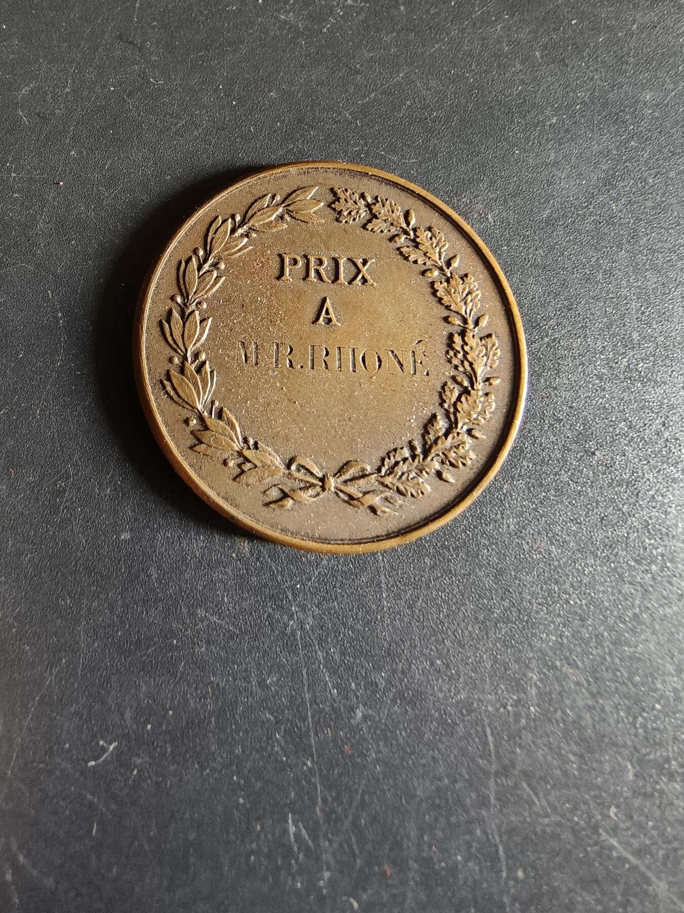 老王徽章第190期 法国巴黎Gastinne Renette射击竞赛获奖大铜章     原盒      直径31mm     重量16.3g      Gastinne Renette 是巴黎历史悠久的奢侈武器制造商，始创于18世纪末。该工坊以生产高精度决斗手枪和狩猎武器闻名，曾是法国皇室和拿破仑三世的供应商 