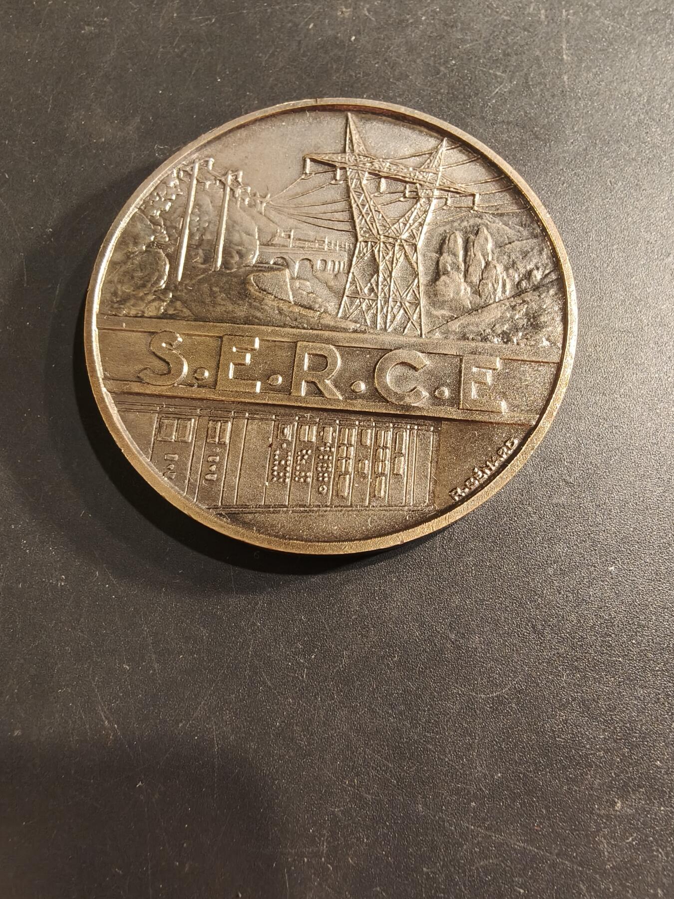 老王徽章第190期 法国电气网络、发电厂、公共与工业电气工程承包商联合会镀银大铜章      直径54mm     重量78.6g