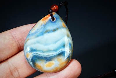 上海都达杂项专场102【全场包邮】  天然缠丝草花玛瑙水滴挂件 附鉴定证书94-148