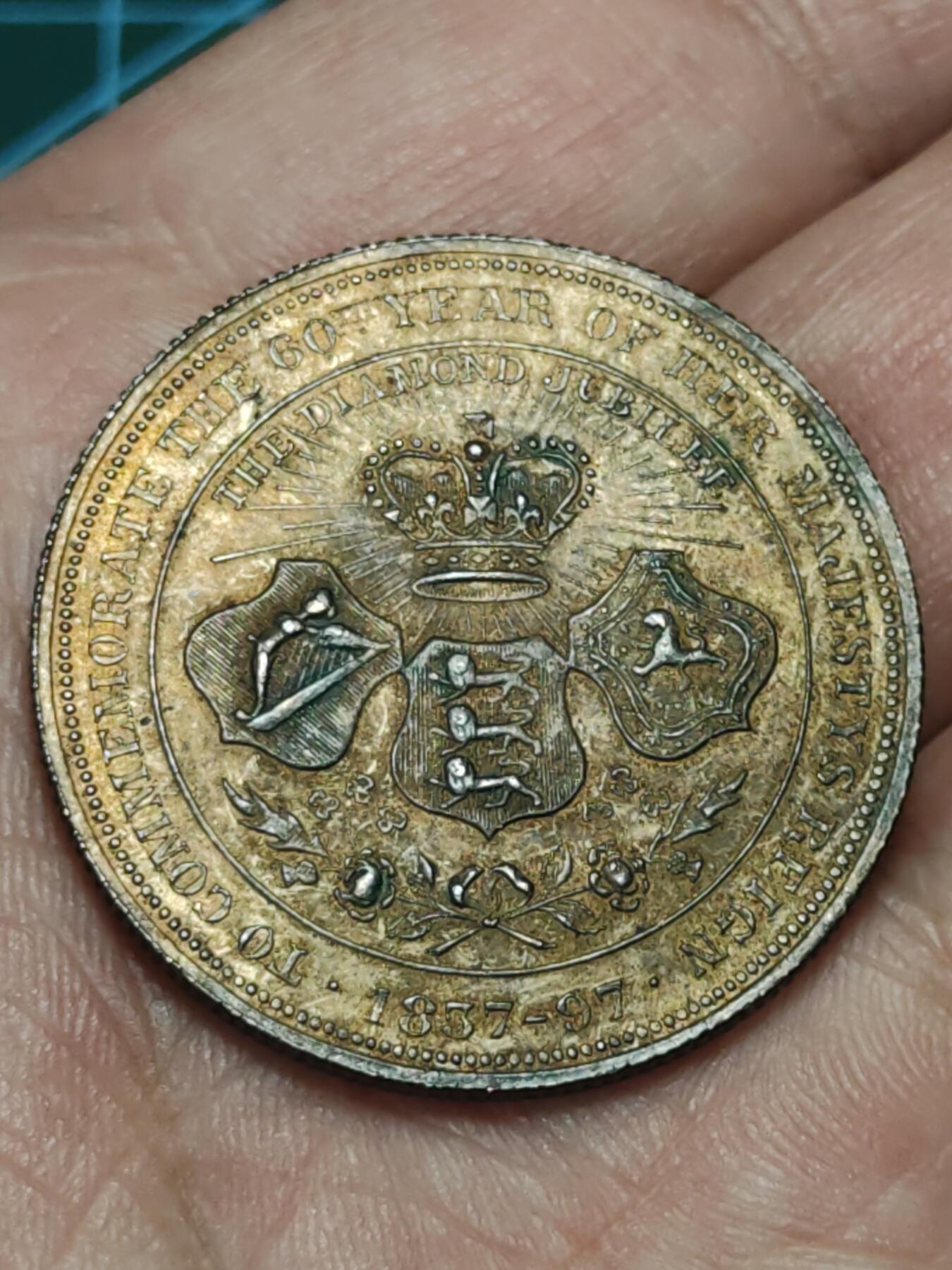 2026年第三十八场(总第二百零七场）外国好品散币场(免佣金) 带残光好品–英国🇬🇧1897年纪念章(维多利亚女王登基60周年钻禧纪念章，刻画有维多利亚女王、爱德华七世、乔治五世、和年幼的爱德华八世，祖孙四代肖像)